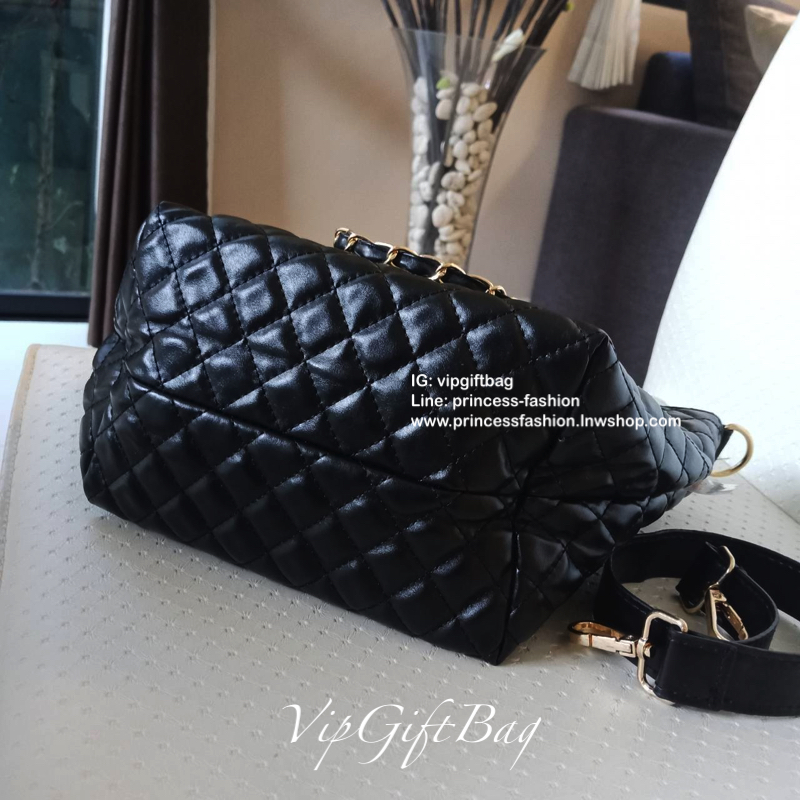 Chanel Tote & Shopping Bag กระเป๋าสะพายทรง Shopping Bag พรีเมี่ยมกิ้ฟ Limited Edition ของแท้ 100% นำเข้าจาก Chanel Perfume Counter ใบใหญ่วัสดุหนัง PU ประดับโลโก้ CC สุดคลาสสิค ซับใน Polyester 100% เปิดปิดด้วยกระดุมแม่เหล็ก จุสุดๆ สามารถใส่เอกสารA4หนังสือ 