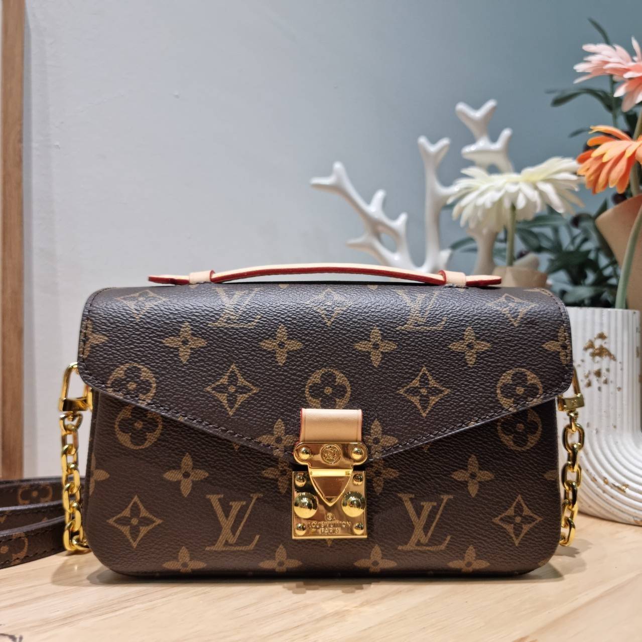 LV Pochette Metis East West Monogram Canvas กระเป๋ามัลติฟังก์ชั่น ดีไซน์กะทัดรัด สะดวกพกพามากๆ และพิเศษสุดๆมีสายมาให้ถึง 2 แบบ