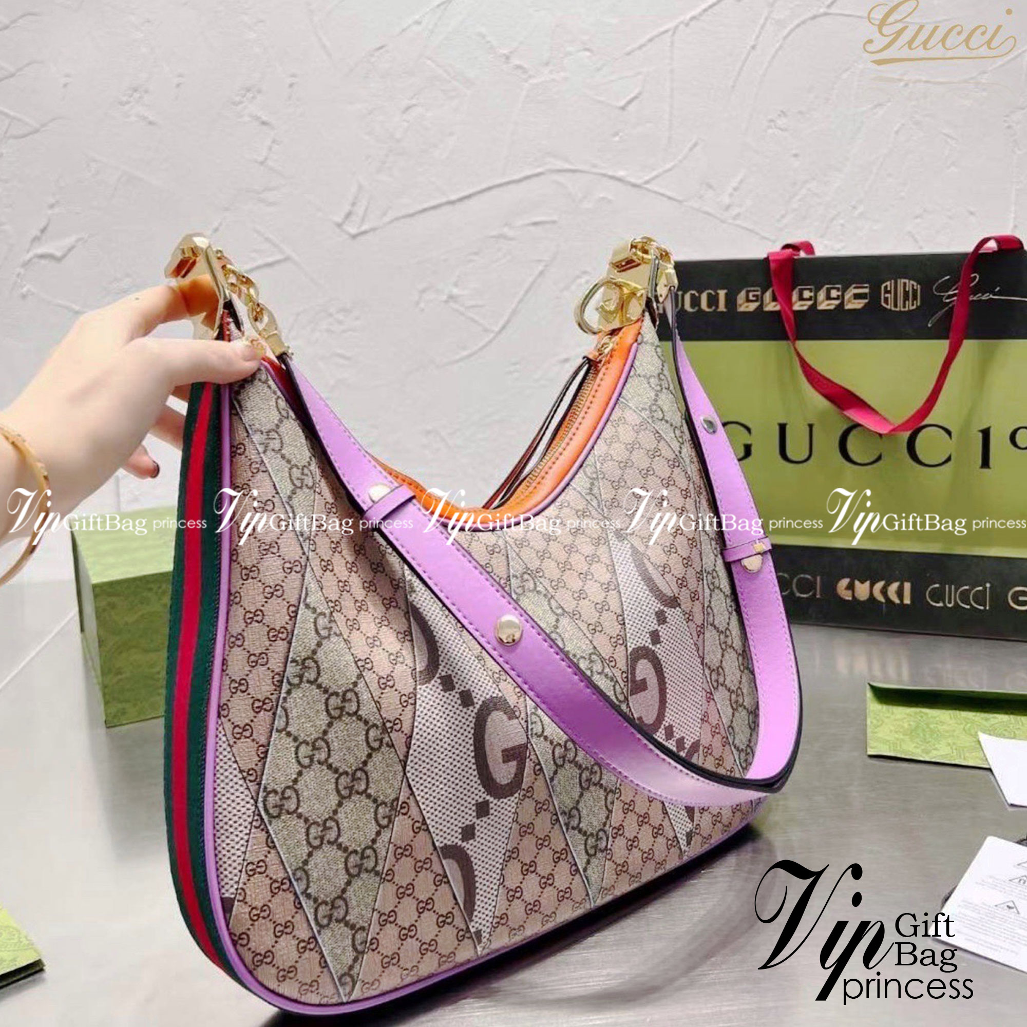Gucci Attache shoulder bag มาใหม่ชนช้อป สวยหรู หรูหราเหนือกาลเวลาในคอลเล็กชั่น Gucci Love Parade ใบนี้ดารา เซเลป เลือกถือคือเริ่ดมาก จะลุคคูลๆเท่ๆหรือสวยหรูดูแพงก็ได้หมด แมทง่ายใช้ได้ Everyday Look ราคาสุดคุ้มเลยค่า