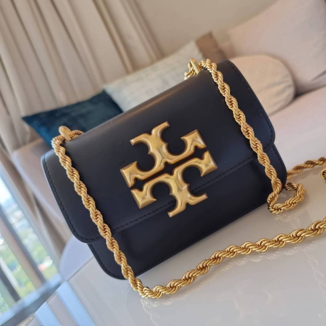 TORY BURCH ELEANOR SMALL CONVERTIBLE SHOULDER BAG ฮอตไอเท็ม รุ่นนี้ขายดีขายหมด สวยหรู คุณหนู ผู้ดี!! หายากมากแล้วน้า กระเป๋าสะพายข้าง ดีไซน์อยู่ทรง ขนาดกำลังสะดวกใช้สำหรับสาว วัสดุหนังแท้เต็มใบ สีทูโทน เปิด-ปิดด้วยแถบแม่เหล็ก ภายในแบ่งสัดส่วนได้เป็นอย่างด
