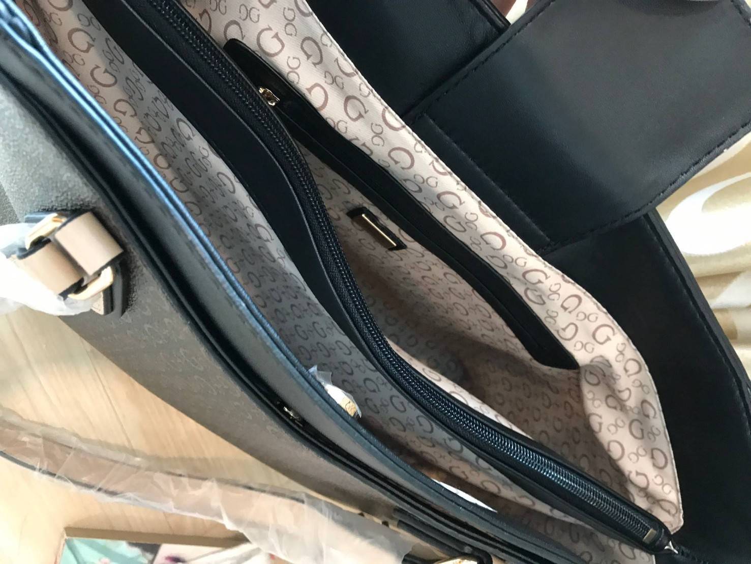 GUESS Factory Women's Diem Logo-Print Tote กระเป๋าถือหรือสะพายไหล่ ใบใหญ่ pu. เนื้อดี ลายแบรนด์ รอบใบ พร้อมพวงกุญแบรนด์ ภายในแบ่งช่องเป็นสัดส่วน จุได้เยอะ ใส่ A4 ได้ หูหิ้วสะพ่ยไหล่ได้ค่ะ