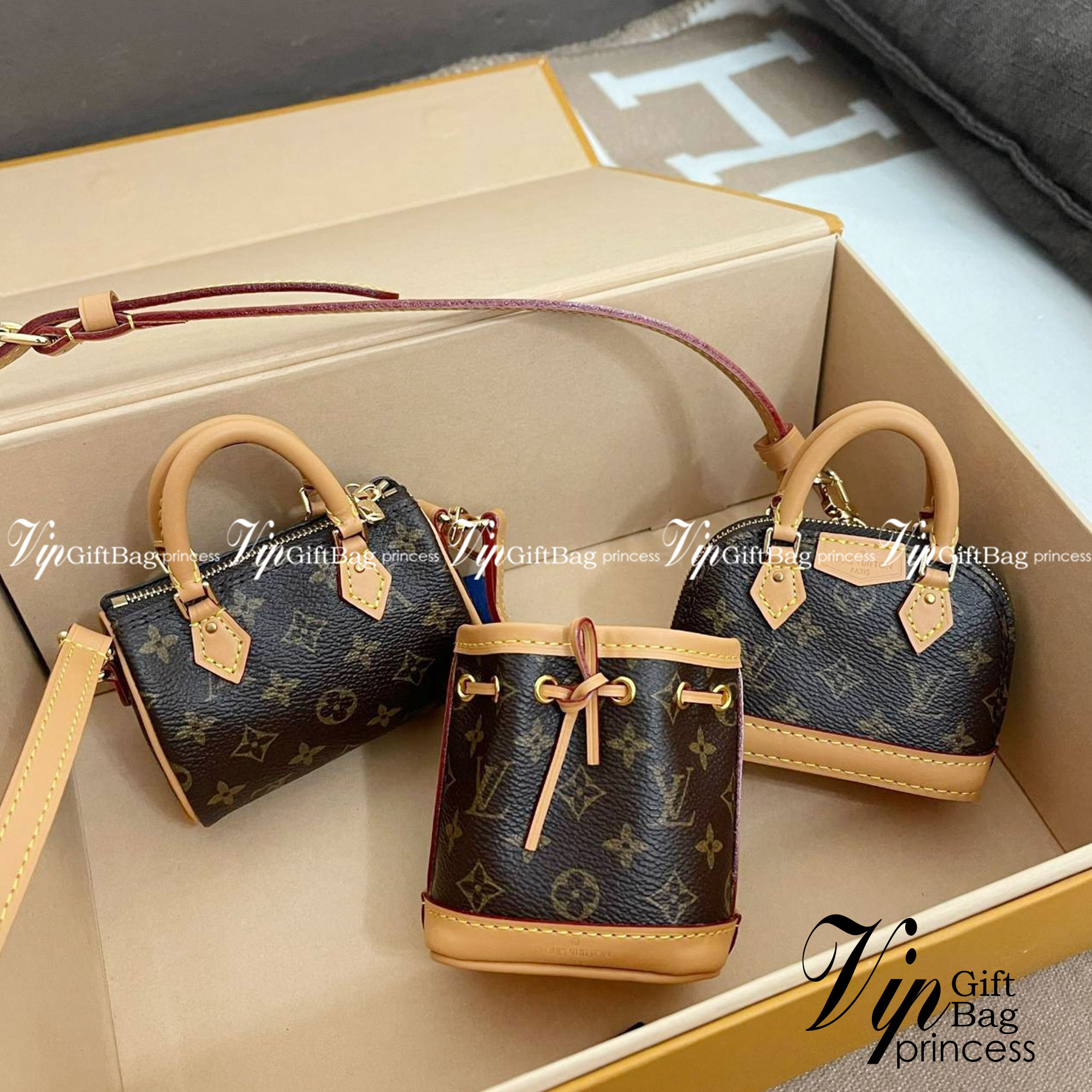 ORI 🥂 LV Trio Mini Icones Monogram Canvas เกรดสลับใช้แทนใบจริงได้ งานเกรดเทพออริจินอลสวยมาก ใช้ได้หลากหลายสไตล์ จะสะพายใบเดียว สองใบ หรือสามใบ หรือจะใช้เป็นพวงกุญแจที่คล้องมือหรือจะใช้เป็น Charm กระเป๋าก็ได้ คือคุ้มมากใน1 set ใหม่ล่าสุดเลยค่ะ น่าร