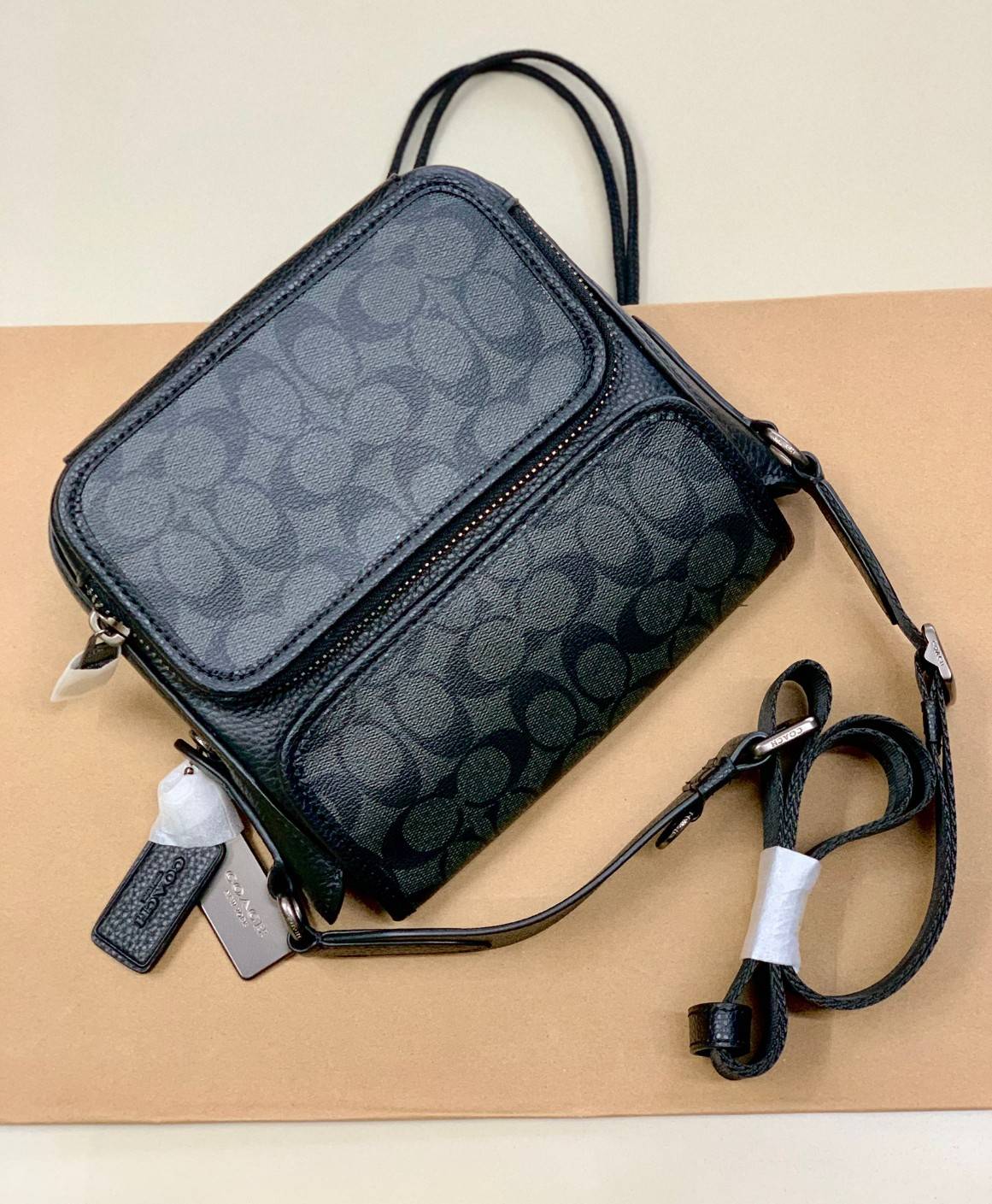 COACH SULLIVAN FLAP CROSSBODY IN SIGNATURE ((C9870)) ความเท๋ ความหล่อ ยกให้รุ่นนี้เลยค่าา พร้อมส่งก่อนใคร! ทรง สวยเก๋ กระเป๋าสะพายแบบครอสบอดี้ร์ของคุณผู้ชายเค้าเลยค่ะ หนังแท้2แบบสวยงาม น่าใช้มากๆ