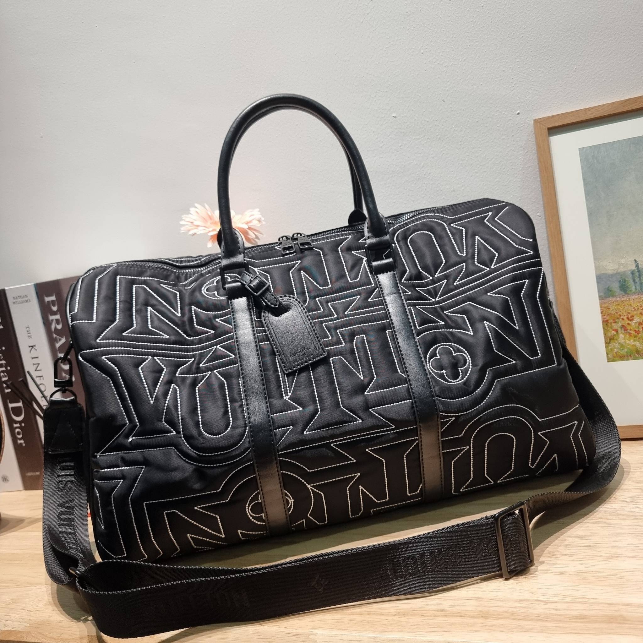 LV KEEPALL 50B SNOW BAG กระเป๋าเดินทางสุดคลาสสิค ประจำฤดูกาล Winter 2022 สไตล์สปอร์ต ทึ่ใครๆก็เฝ้ารอ ไอเท็มที่จะทำให้การเดินทางไม่ธรรมดาอีกต่อไป ด้วยดีเทลความเป็นเอกลักษณ์ เรียบแต่หรู ดีไซน์ลายปักความเป็นเอกลักษณ์ผสาน ลวดลายโมโนแกรมฟลาวเวอร์ ลงบนผ้าไนลอนร