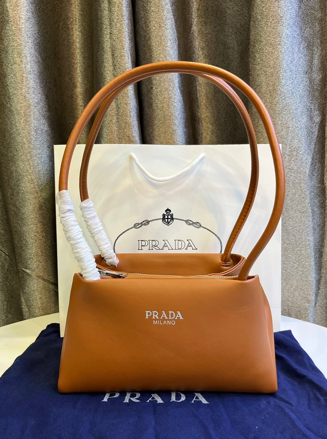 Prada Leather mini-bag / Prada small logo-embossed shoulder bag / PRADA LEATHER HANDBAG พร้อมส่งที่ไทย กระเป๋าถือหูจับในตัวรูปทรงคลาสสิค หนังเรียบสวยหรู ผิวสัมผัสดีงาม