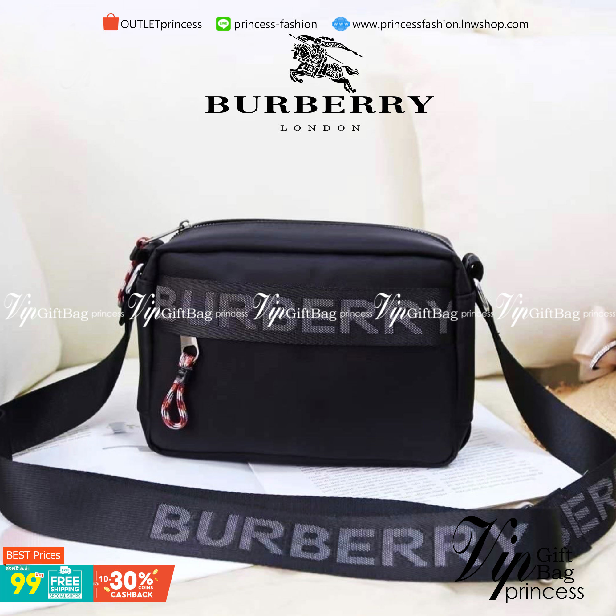 VIP 】BURBERRY FRAGRANCES CROSSBODY BAG VIP GIFT WITH PURCHASE (GWP) พรีเมี่ยมกิ๊ฟ Limited Edition จากน้ำหอม BURBERRY วัสดุ Nylon Canvas ทรงเหลี่ยมน้ำหนักเบามีโลโก้แบรนด์คาดด้านหน้าพร้อมช่องซิปใส่ของ เปิดปิดด้วยซิปหัวซิปแบรนด์สไตล์สปอร์ต ภายในมีช่องใส่บัตร