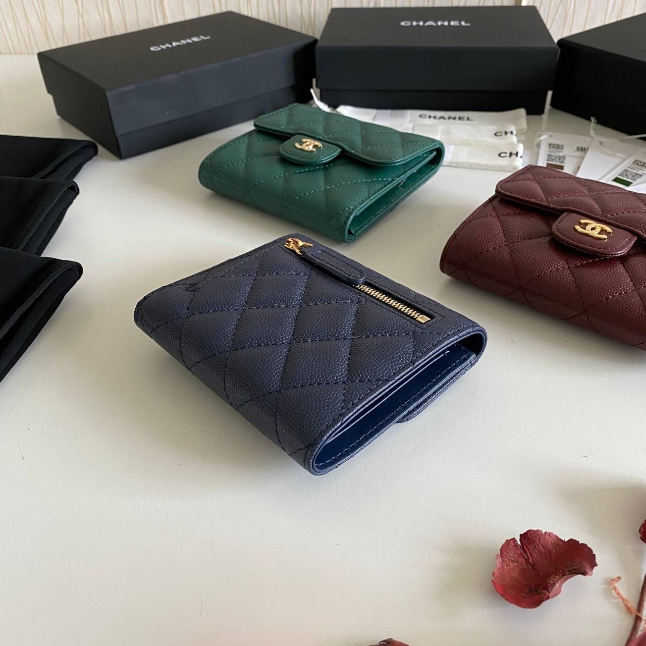 หนังแท้ Chanel Classic small wallet caviar 3 พับ พร้อมส่งที่ไทย รุ่นยอดนิยมไอเท็มฮิตวัสดุหนังแท้คาเวียร์สวยคลาสสิคเปิดปิดด้วยฝาปิดกระดุมด้านหน้ามีโลโก้แบรนด์อะไหล่ทองสวยหรูดูดี ตัวจริงสวยน่าใช้ Chanel mini นาทีนี้กำลัง in สุดๆ ภาพสินค้าถ่ายจากงานขายจริง ใ