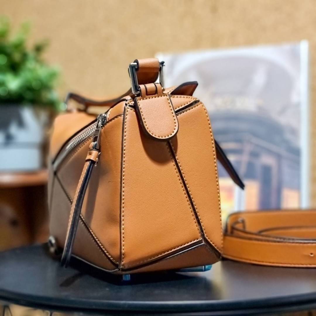 VIP 】LOEWE LA PALME PUZZLE BAG IN CLASSIC CALFSKIN คอลเลคชั่นใหม่!! กระเป๋าสะพายข้างทรงกล่อง สไตล์พัซเซิล ให้ฟีลลิ่งเหมือนตัวต่อ ดูดีได้ทุกที่แค่มีใบนี้ รอบนี้ดีไซน์พริ้นท์ลายต้นปาล์มเก๋ๆ ซัมเมอร์ยังต้องมา วัสดุหนังวัวฟอกสี เปิดใช้งานด้วยซิป ที่ภายในโล่งพ