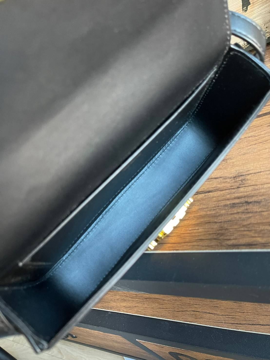 VIP 】CELINE TRIOMPHE SHOULDER BAG IN TRIOMPHE อีกหนึ่งผลงานการออกแบบของ Hedi Slimane ที่ได้ดึงเอาเอกลักษณ์ต่าง ๆ ของ CELINE ออกมาและทำการตีความหมายใหม่จนได้กระเป๋าเรียบหรูและดูทันสมัย ให้คุณเลือกสะพายในชีวิตประจำวันเข้ากับการแต่งตัวสบาย ๆ หรือจะสะพายออกงา