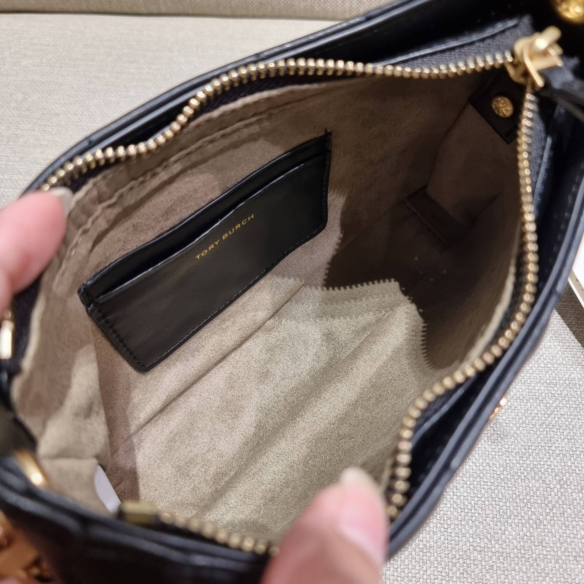 TORY BURCH KIRA MINI BAG กระเป๋าสะพายทรงพอช ง่ายต่อชีวิต!! ดีไซน์บุนวม เส้นคมสวยหรู วัสดุหนังแกะ สัมผัสดีงาม นิ่มมือ เปิด-ปิดด้วยซิป ภายในเป็นช่องโล่ง มีช่องใส่บัตร ใส่ของสำคัญได้ครบถ้วน มาพร้อมสายคล้องไหล่ในตัว และสายสะพายครอส ปรับได้ตามสะดวก ใบจริงสวยคม