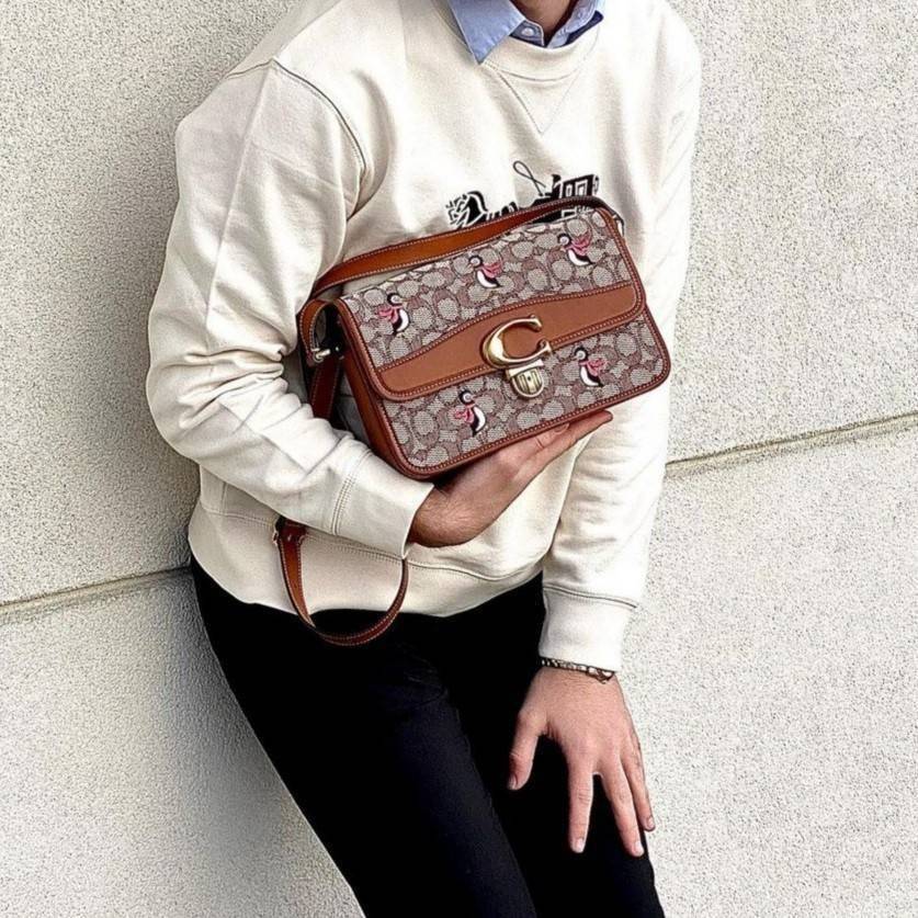 COACH STUDIO SHOULDER BAG IN SIGNATURE JACQUARD WITH PENGUIN MOTIF (C7935) กระเป๋าสะพาย ดีไซน์เฉียบ! สุดคลาสสิค ที่เป็นเอกลักษณ์เฉพาะตัว//วัสดุ JACQUARD พิมพ์ลาย SIGNATURE ผสมหนังแท้ รูปทรงสวย ดีเทลเรียบหรู เพิ่มดีไซน์โดดเด่น ด้วยการปักเย็บ รูปเพนกวินสุดน