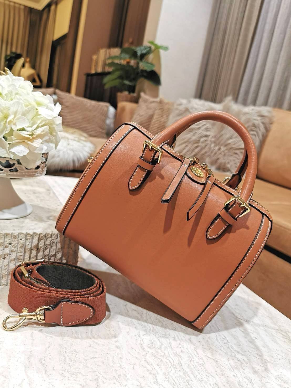 TORY BURCH FACTORY BOSTON BAG กระเป๋าถือหรือสะพายรุ่นใหม่ล่าสุดจาก TORY BURCH FACTORY วัสดุ Calf Skin หนังเรียบสวยอยู่ทรงดีไซน์โดดเด่นทรง Boston เปิดปิดด้วยซิปสะดวกใช้ขนาดกำลังดีใส่กระเป๋าสตางค์ยาว มือถือของใช้ได้เยอะ หูหิ้วจับถนัดมือสายสะพายยาวถอดปรับได้