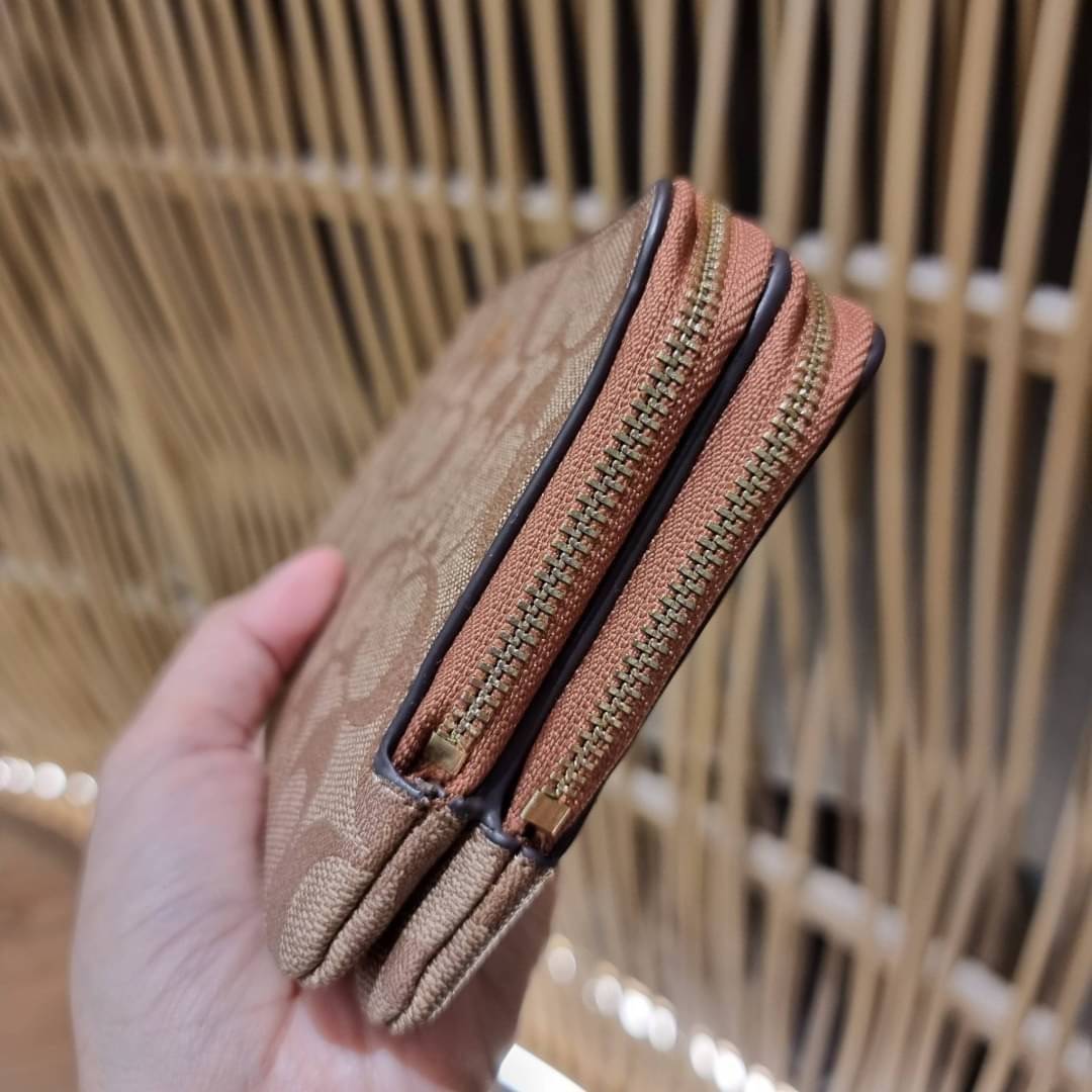 COACH F54057 DOUBLE ZIP WALLET IN SIGNATURE กระเป๋าคล้องมือ size L ใบนี้ใส่มือถือได้ทุกรุ่น ขนาดกำลังดี พกพาสะดวกมากๆ วัสดุหนังสังเคราะห์ ภายในเป็นผ้าสีสวยคม ใส่ธนบัตร ใส่บัตรได้เยอะ ใส่มือถือได้สบายๆทุกรุ่น ตอบโจทย์สาวๆที่ไม่ชอบพกเยอะวุ่นวายจ้า ใบนี้เอาอ
