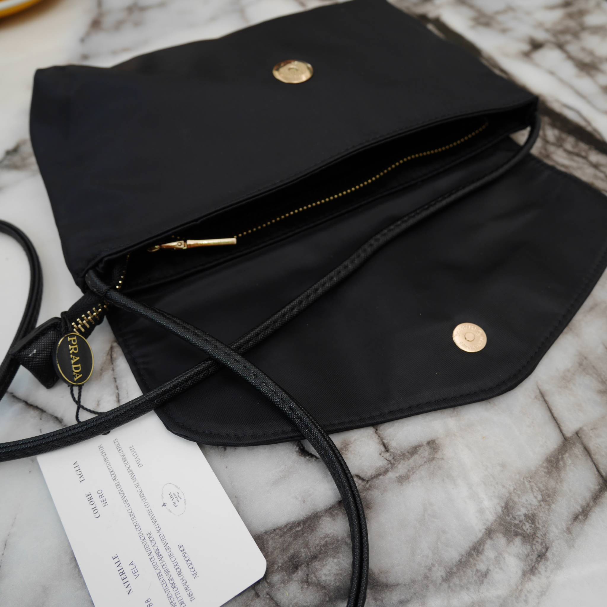 Best Seller! จากงานพรีเมี่ยมกิ้ฟ จากเคาเตอร์ต่างประเทศ จากแบรนด์ PRADA ค่า เป็น กระเป๋าผ้าไนล่อน ตามแบบฉบับของแบรนด์เลย ใบนี้มีสายยาวให้คะ เลิศมาก สะพายเป็น shoulder bag ได้เลย ขนาดกำลังดีคะ ตัวกระเป๋าเบามาก ใส่มือถือได้ทุกรุ่น ใช้แล้วสวยมากๆ อะไหล่ทองหรู