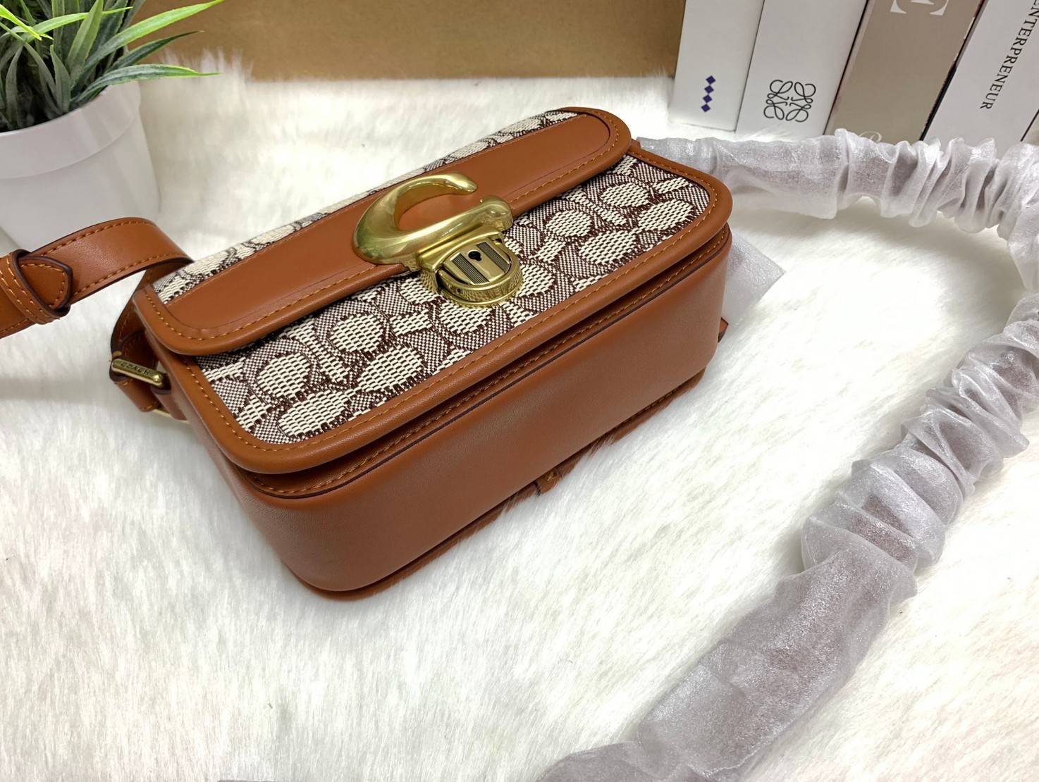 COACH STUDIO SHOULDER BAG 19 IN SIGNATURE JACQUARD ((C7937)) พร้อมส่งที่ไทย ยังไงต้องมีแล้วล่ะสาวๆๆ กระเป๋าสะพายแบบครอสบอดี้ร์ วัสดุJacquard ทอลายแบรนด์+หนังแท้ ได้ลงตัว ลุคคลาสสิค ดูดีมากๆค่ะ ด้านหน้าประดับด้วยโลหะโลโก้แบรนด์ตัวใหญ่ หรู พร้อมที่เปิดปิดแบ