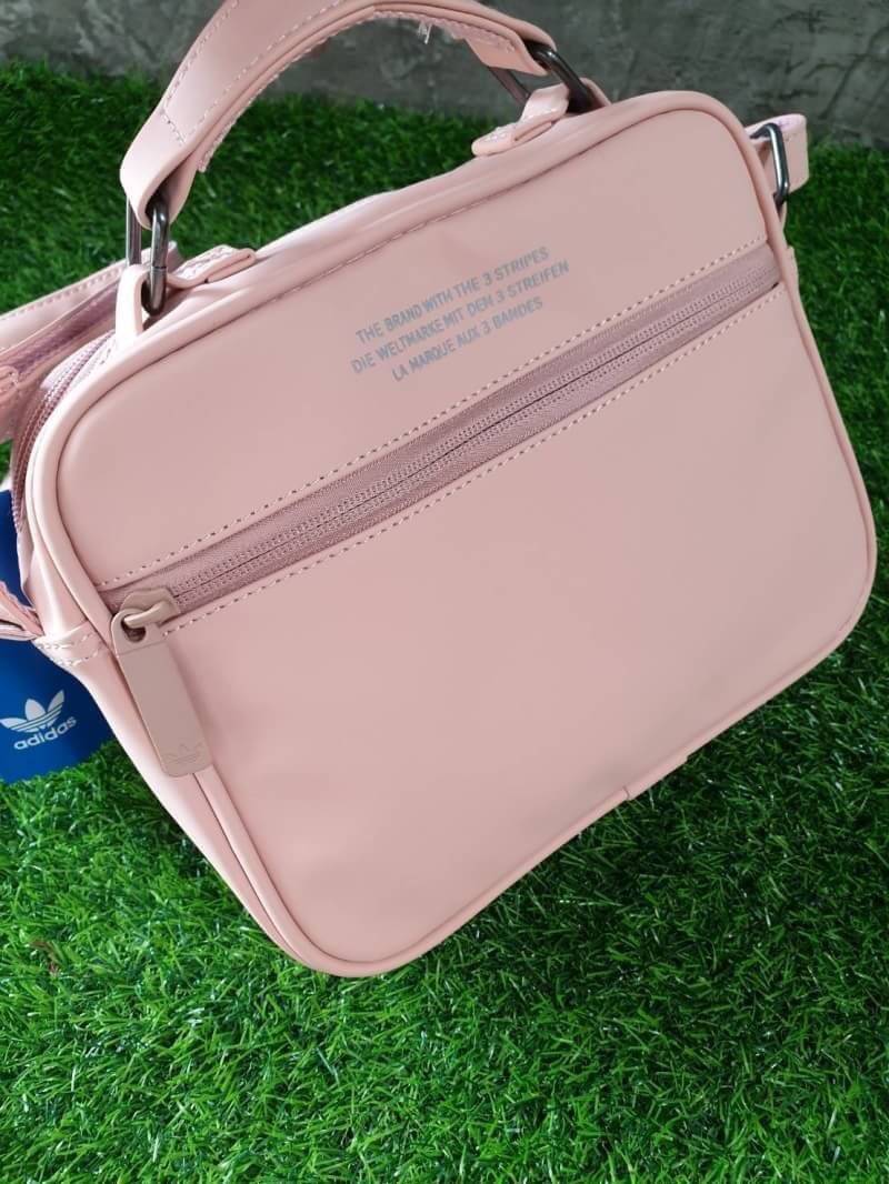adidas 3D airline shoulder bag ทรงสปอร์ต รุ่นนี้มาใหม่ไฉไลกว่าเดิม แบบลาย 3D ใหม่สวยๆ ด้านหน้าติดโลโก้แบรนด์ บนพื้น 3D ด้านหลังพื้นเรียบมีช่องซิป รุ่นนี้มีที่จับสามารถถือได้หยิบใช้งานสะดวก เปิดปิดด้วยซิปอะไหล่ปั๊มแบรนด์ ด้านในเป็นช่องกว้าง มีช่องซิปด้านใน