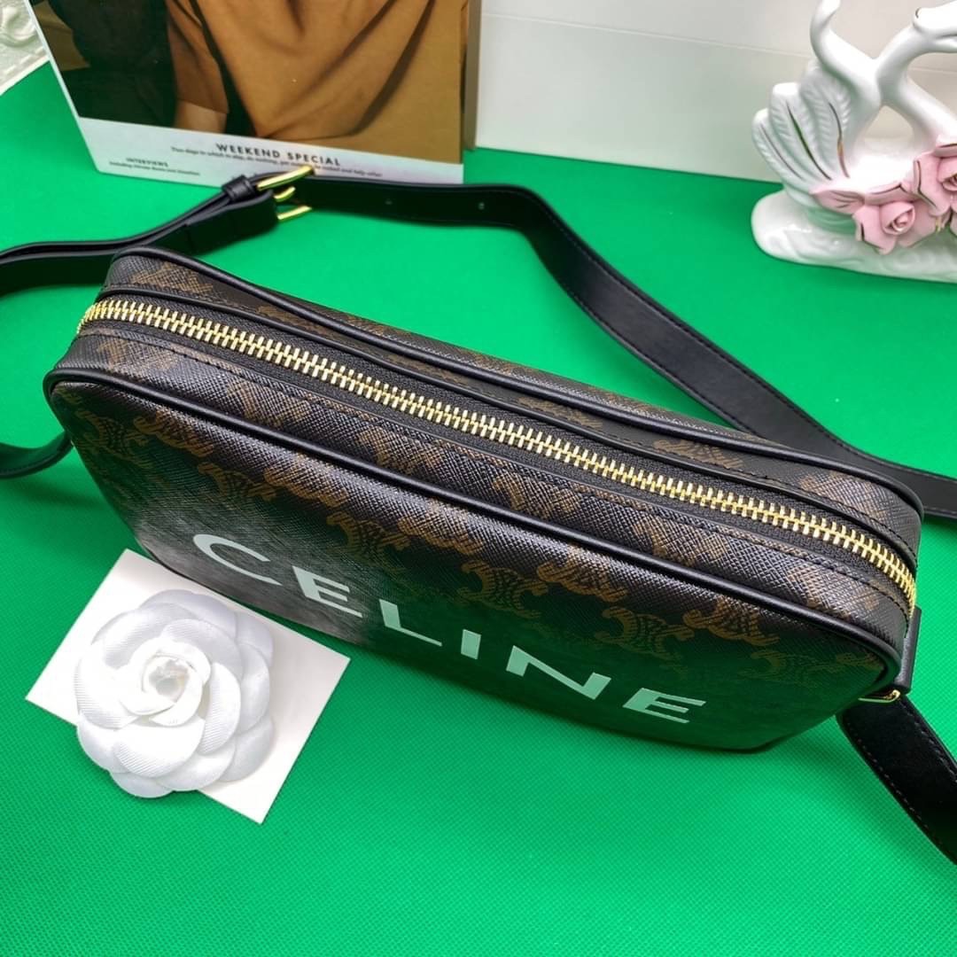 หนังแท้ CELINE Medium Messenger Bag In Triomphe Canvas With Celine Print In Black กระเป๋าทรงครอสบอดี้ วัสดุหนังแท้ทั้งใบ ขนาดกลางกำลังดี น้ำหนักเบา รูปทรงใช้งานง่าย ได้ทั้งหญิงชาย ภาพสินค้าถ่ายจากงานขายจริง ใช้งานต่างประเทศได้