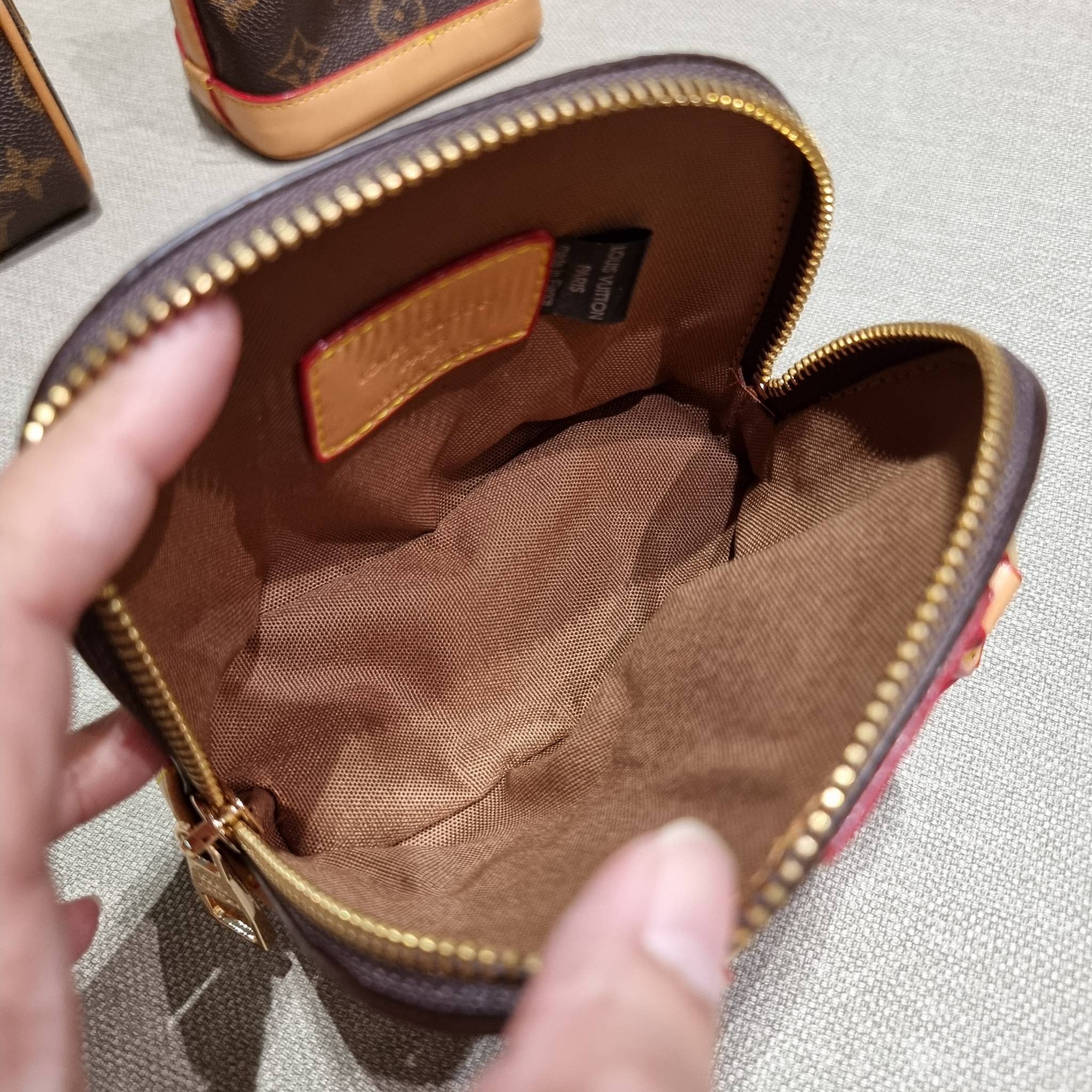 LV TRIO MINI ICONES ใหม่ล่าสุด น่ารักน่าใช้ ที่รวบรวมรุ่นสุดยอดที่เป็นดั่งไอคอนนิค ให้ทุกคนได้สะสมครบคอลเลคชั่น ในไซส์มินิ วัสดุหนังแคนวาสทุกใบ มีสายสะพายข้างให้ เกี่ยวทุกใบรวมสะพายทีเดียว หรือแยกใช้วันแบบ วันละสไตล์ สลับได้ไม่มีเบื่อ มาพร้อม box set ครบ 