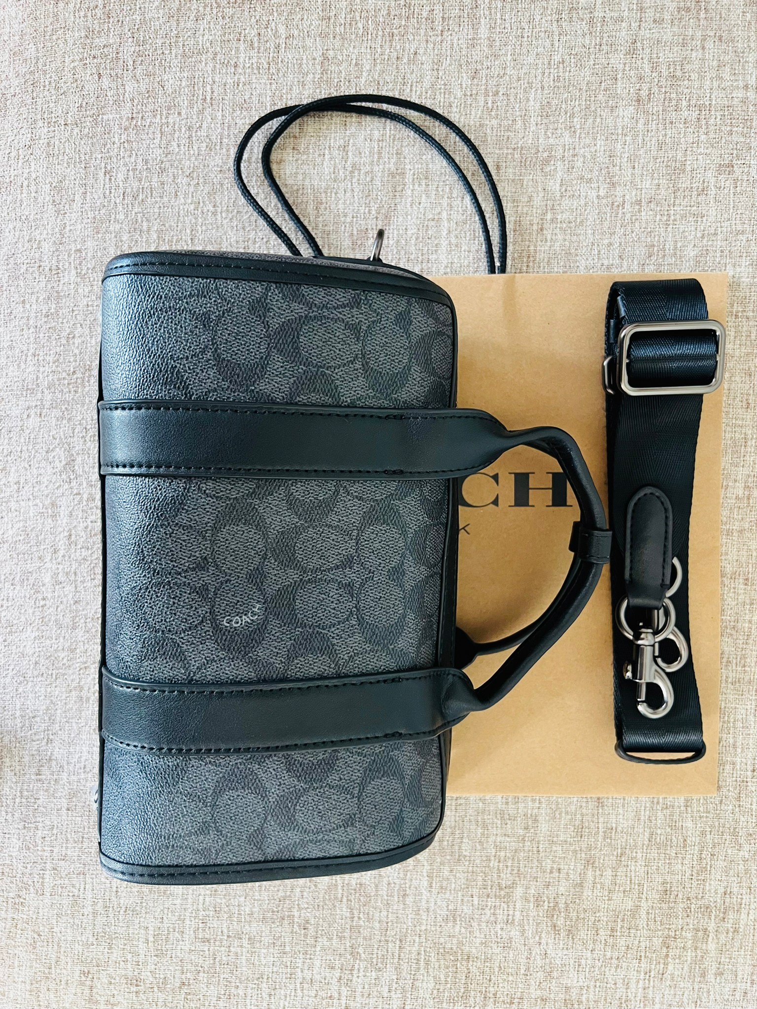 COACH GOTHAM DUFFLE 24 IN SIGNATURE CANVAS CA186 กระเป๋าทรงหมอนรุ่นใหม่สุด 2022 รุ่นนี้สามารถใช้ได้ทั้งชายหญิง หนังแท้อย่างดี นิ่มทรงสวย มากๆค่ะ เปิด-ปิดกระเป๋าแบบซิปคู่ด้านบนมีกระดุมรวบหูหิ้วให้ด้วยนะคะ ภายในกระเป๋าสามารถใส่สัมภาระที่จำเป็นในชีวิตประจำวั