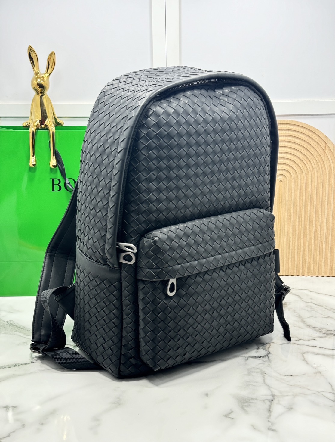 29cm ORI หนังแท้ | Bottega Shadow Signature Backpack / Bottega Backpack กระเป๋าเป้ กระเป๋าสะพายหลัง โดดเด่นด้วยงานสานตารางสวยคลาสสิคเรียบหรูเป็นเอกลักษณ์ ดีไซน์เรียบง่าย แต่ดูแพง กิมมิคที่ใครๆก็อยากเป็นเจ้าของ