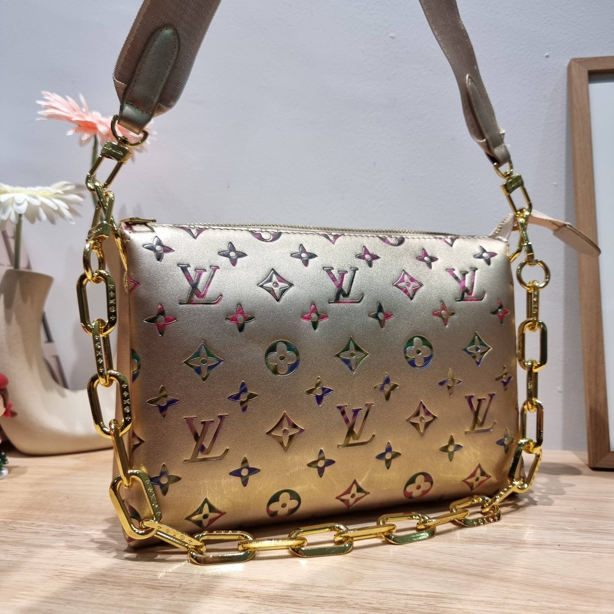 LV Coussin Bag / LV HANDLE POUCH MONOGRAM LIMITED EDITION กระเป๋าสะพายกึ่งคลัชท์ สุดล้ำ ดีไซน์ใหม่ สีลิมิเต็ดมาแรงมาก ด้วยความสวยปังตั้งแต่แรกเห็น วัสดุหนังแกะปั๊มลายสวย มาพร้อมสาย 2 เส้น เชิดๆสับๆ