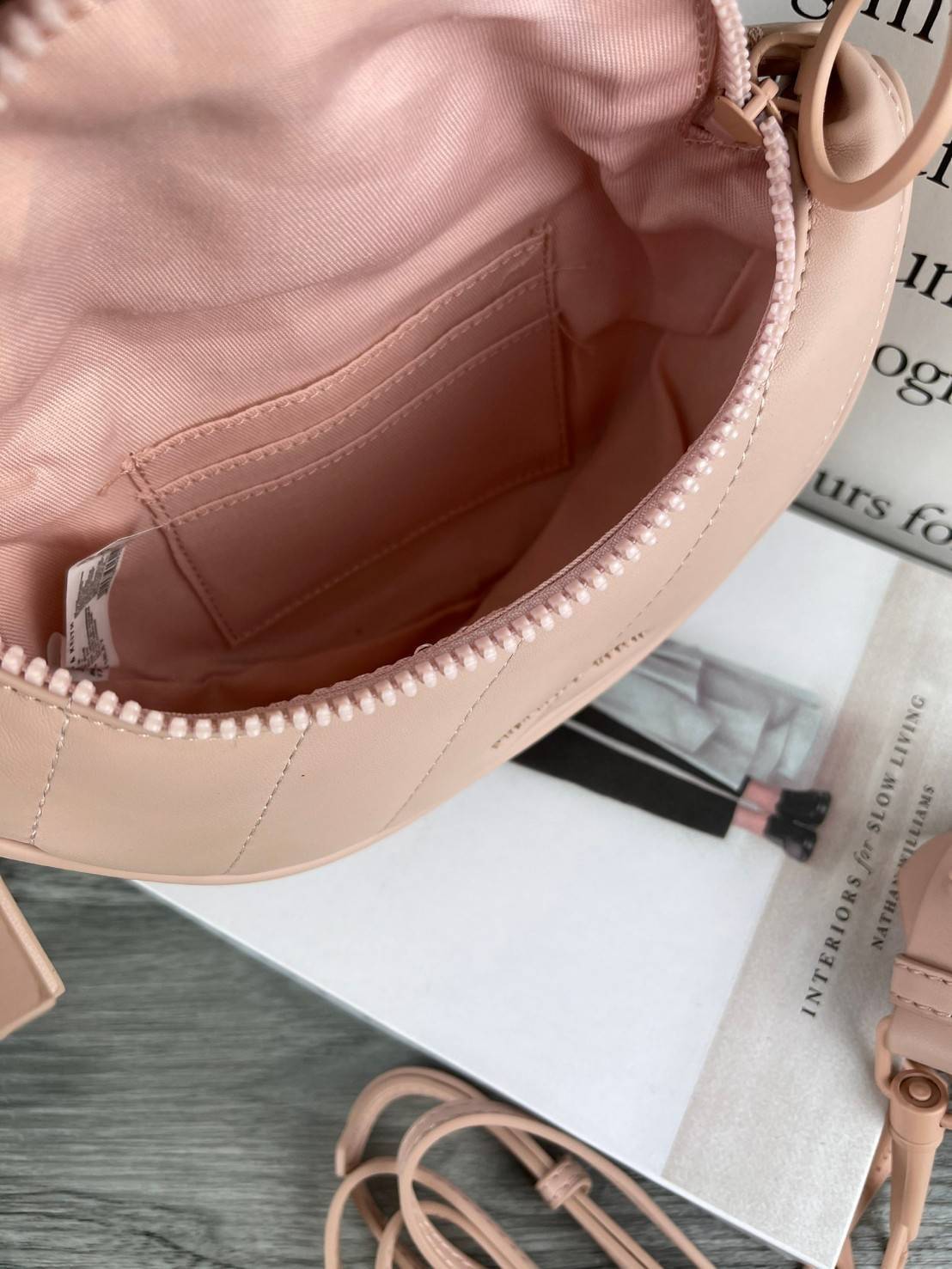 Charles & Keith Half Moon Crossbody Bag กระเป๋าคาดอก/ถือ/สะพาย สวยครบจบได้ในใบเดียว ใช้งานได้หลากหลาย เก๋มากๆ ด้านหน้าปั๊มโลโก้แบรนด์ เปิดปิดแบบซิปคู่ ด้านในจุของได้พอสมควรเลย มีช่องใส่การ์ด 3 ช่อง สามารถใส่ IPhone pro max /ของจุกจิกได้อีก รุ่นนี้จะมีสายส