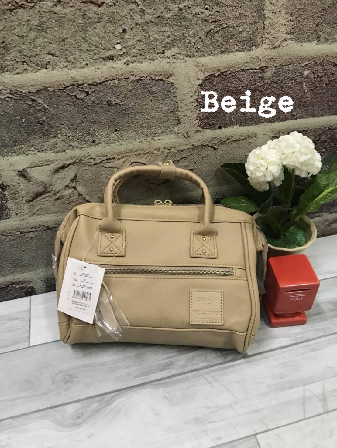 มาใหม่ชนช็อป Anello Boston Bag PU 2 way รุ่นสุดฮิตแห่งปี Anello Boston Bag ใหม่ล่าสุด รุ่น PU หนังนิ่มสวย ทรงนี้ฮิตอยู่แล้ว พอมีรุ่นหนังออกมา ก็ยิ่งขายดีมากๆค่ะ รูปทรงสี่เหลี่ยม ใบขนาดกลางกำลังดี มาพร้อมสายสะพายยาวที่ปรับระดับได้ free หนังสวยมากๆ น้ำหนักเ