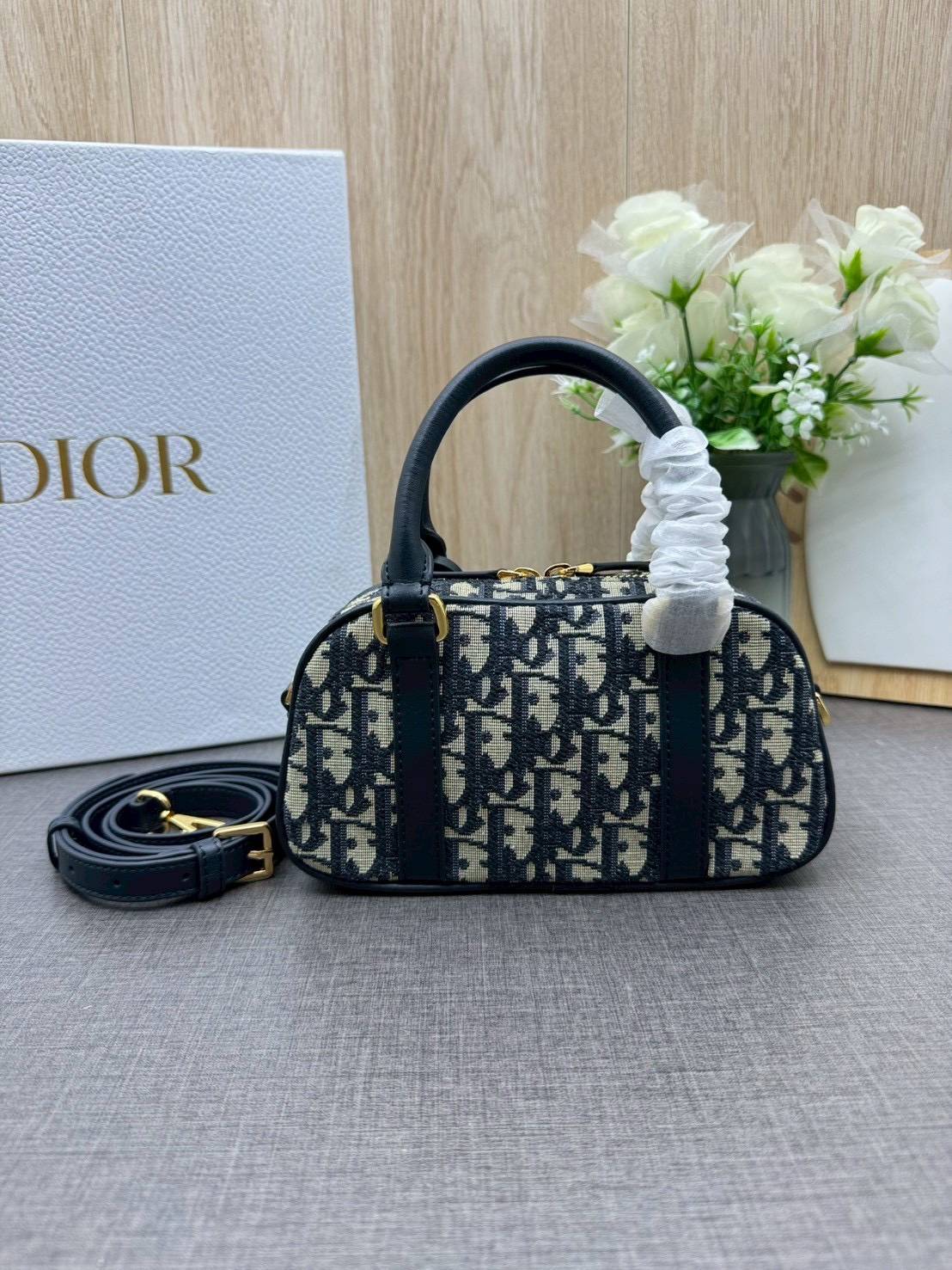 ORI หนังแท้ | DIOR D-Vibe East-West Nano Bag กระเป๋าทรงหมอนไซส์มินิน่ารัก ดีไซน์โบว์ลิ่งรูปทรงทันสมัยใช้งานง่ายจุของสำคัญได้ครบ สวยสง่างามเป็นเอกลักษณ์