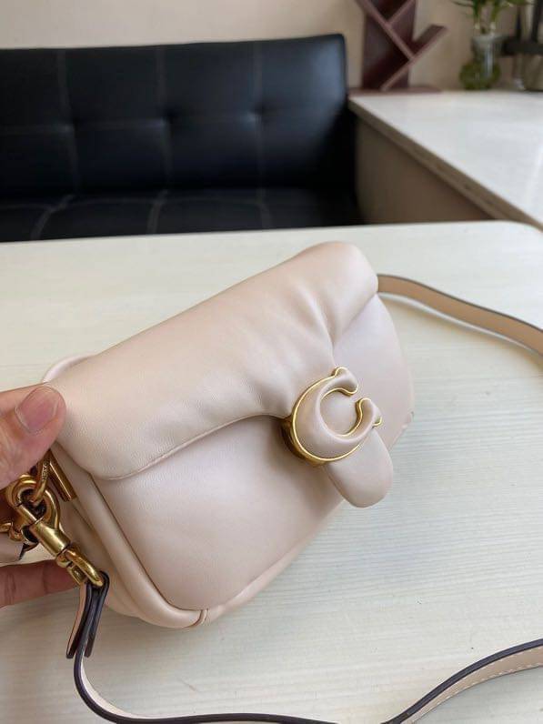 Coach Pillow Tabby Shoulder Bag 18 หนัง nappa หนานิ่ม นุ่มมากๆ รุ่นใหม่ล่าสุดค่ะ! พร้อมโลโก้รุ่นใหม่ด้วยเช่นกัน เพิ่มความหรู ดูดีเข้าไปอีกค่ะ เปิดปิดกระเป๋าแบบกระดุมแมาเหล็ก ภายในมีช่องใส่ของสองช่อง; สามารถใส่กระเป๋าเงินใบสั้นได้;พาสปอร์ตได้;มือถือได้ ค่ะ