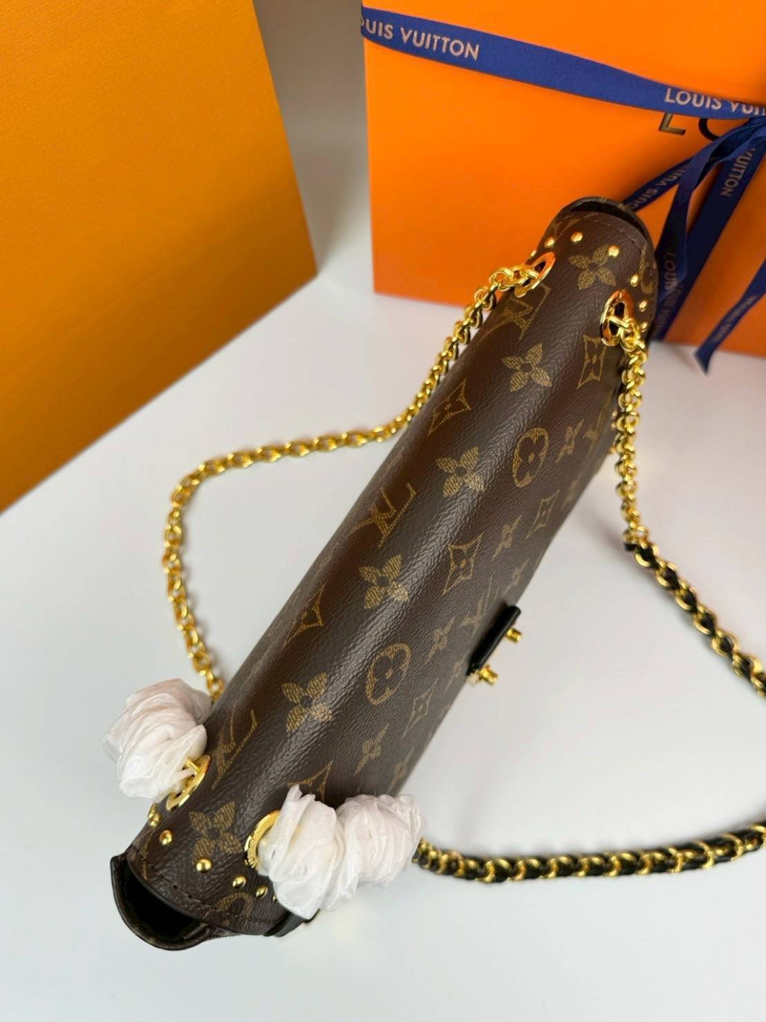 ORI หนังแท้ | LV Trunkie bag กระเป๋าสะพายรุ่นใหม่ ดีไซน์ร่วมสมัยโดดเด่นด้วยมุมโลหะ เฉลิมฉลองเอกลักษณ์ที่สืบทอดมาอย่างยาวนาน ผสานฟังก์ชันการใช้งานเข้ากับความหรูหรา Monogram แคนวาสตกแต่งหมุดสีทอง