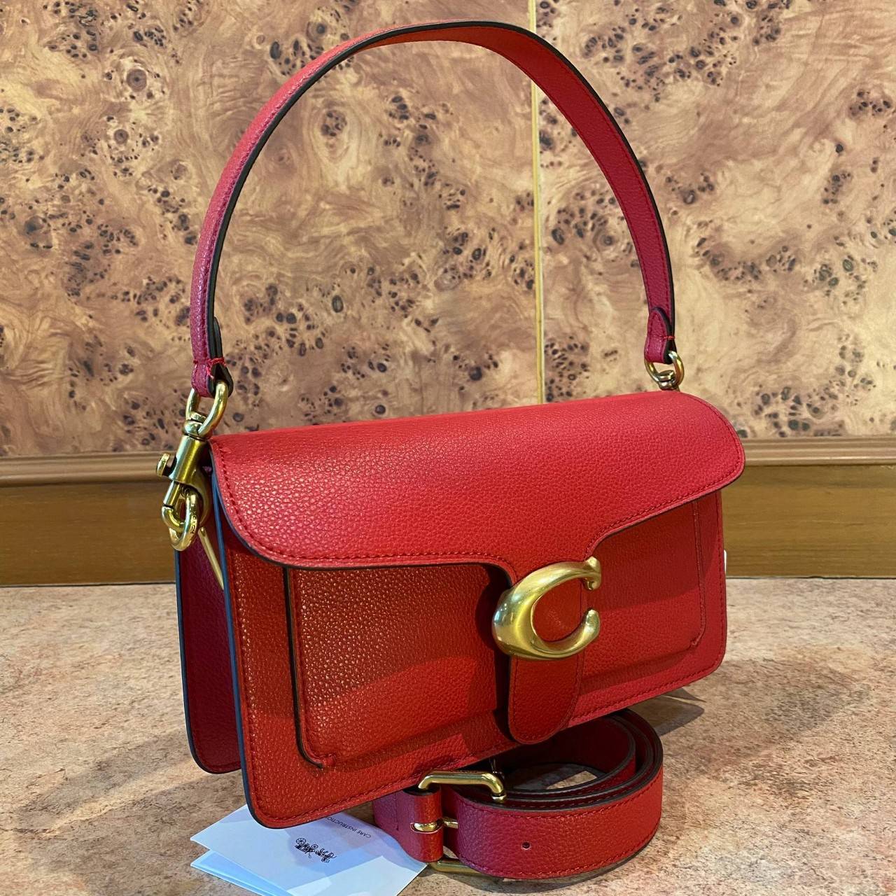 COACH TABBY SHOULDER BAG 26 ((73995)) พัฒนามากจากกระเป๋า Coach รุ่นดังยุค 1970 ทำจากผ้า Canvas เคลือบลายซิกเนเจอร์ หนังลายกรวดและหนังกลับ ด้วยวัสดุคลาสสิค มากับสายที่ถอดได้ถึง 2 สาย ไม่ว่าจะเป็นสายหิ้วหรือสายสะพาย หนังลายกรวดและหนังลูกวัวแบบเนื้อละเอียด แ