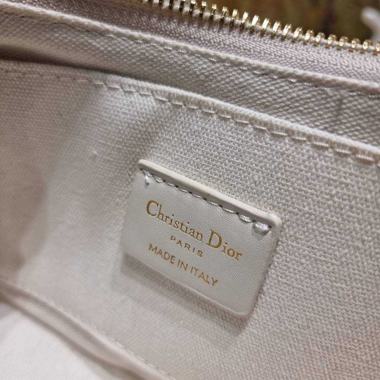 Dior White Supple Macrocannage / CD LOUNGE BAG กระเป๋าสะพายทรงพอช สวยหรู ดีไซน์เรียบ แต่ดูแพง