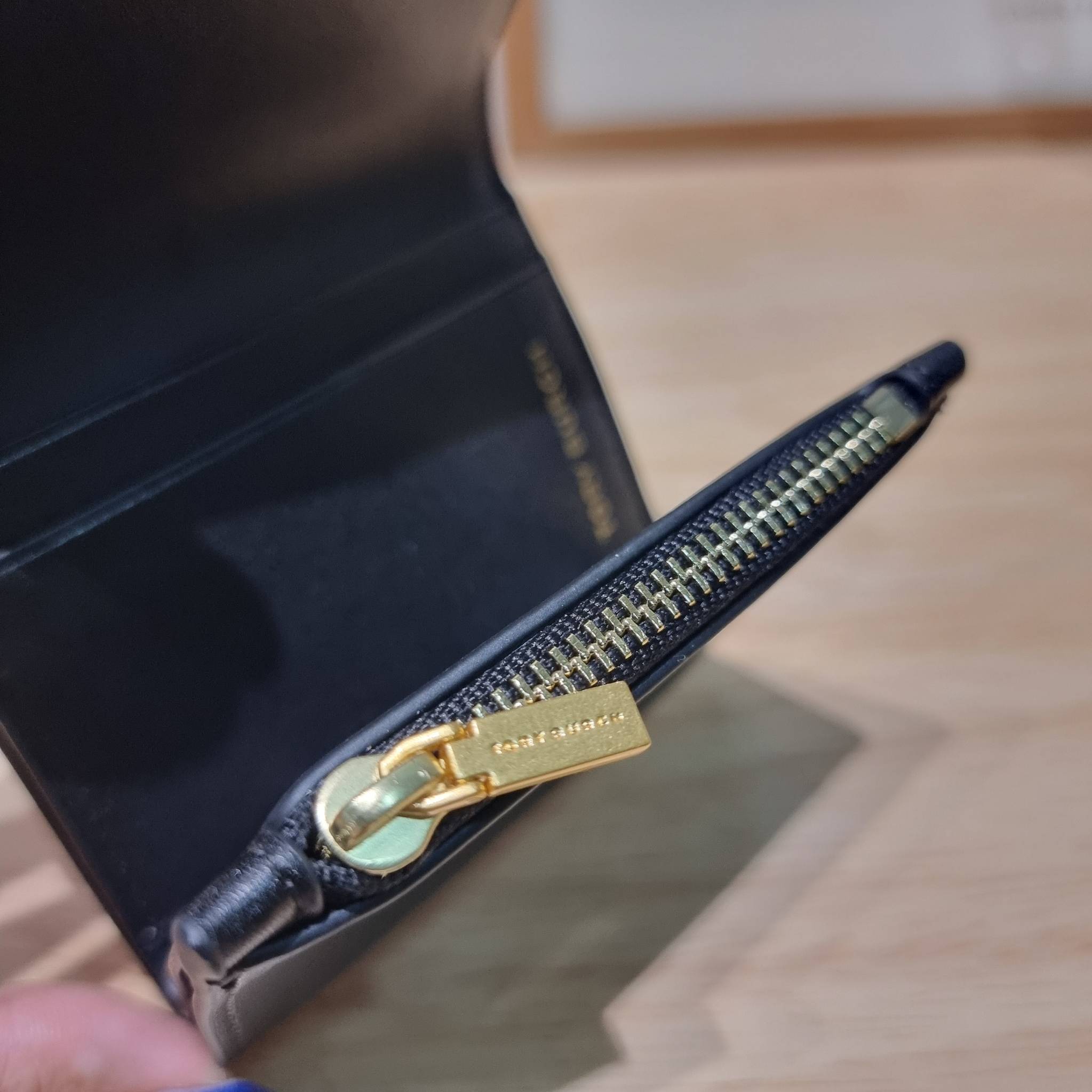 Tory wallet bag / TORY BURCH ELEANOR COMPACT WALLET กระเป๋าสตางค์ใบสั้นรุ่นขายดี แบบพับ ตัวมัมตัวแม่มากๆ ดูหรูหราทุกสี ดีไซน์คลาสสิค ขนาดกำลังพอเหมาะ โดดเด่นด้วยโลโก้สีทองดูแพง