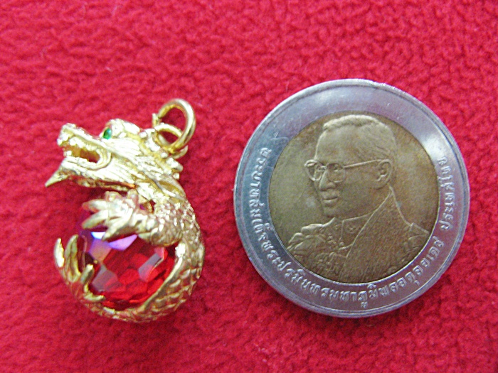 จี้มังกรถือลูกแก้วสีแดงค่ะ
