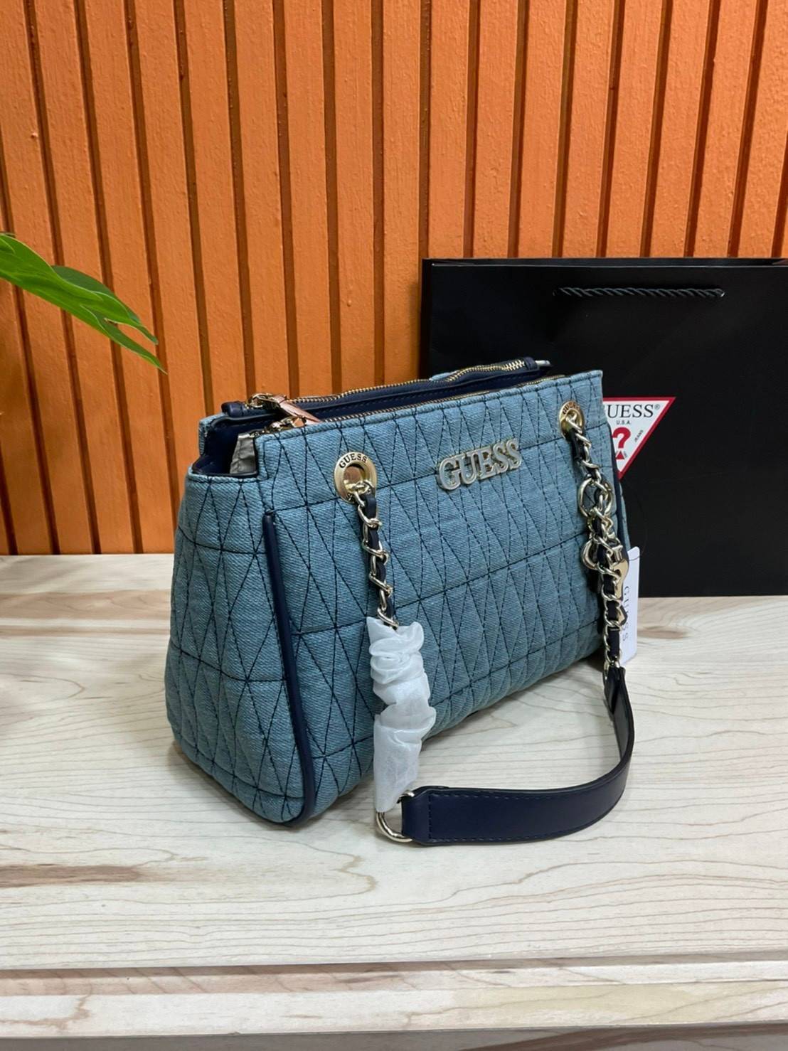 GUESS CROSSBODY BAG กระเป๋าถือหรือสะพาย ขนาดกำลังดี วัสดุ pu. faux leather หนังนิ่ม นุ่มมาก สวยอยู่ทรง มาพร้อมพวงกุญแจน่ารักๆ ถอดออกได้ ด้านหน้าประดับโลโก้แบรนด์