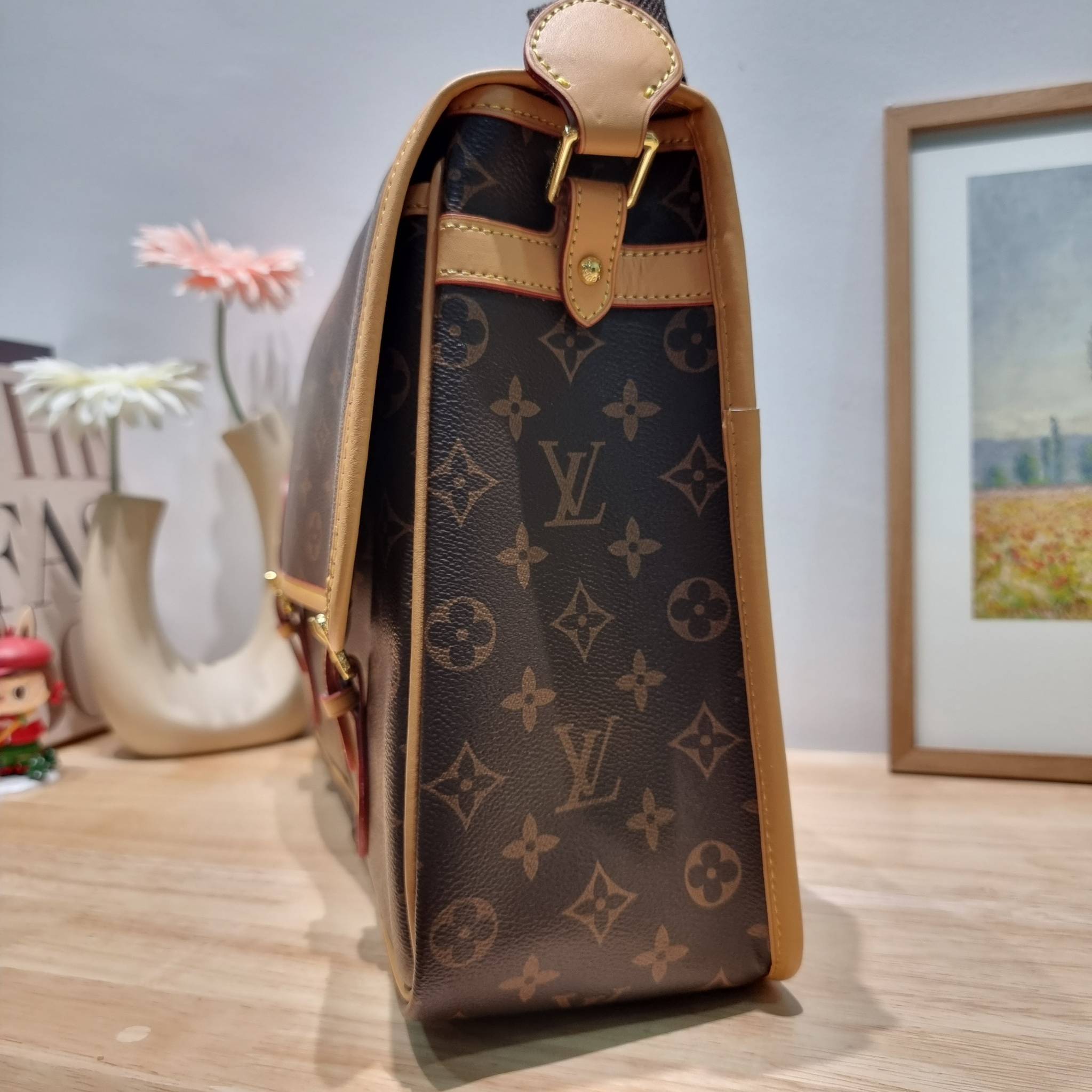 LV Vintage Monogram Sac Gibeciere GM messenger / LV GIBECIERE CROSSBODY BAG กระเป๋าสะพายข้างใบใหญ่ ทรงแมสเซนเจอร์ เอาใจหนุ่มๆ ดีไซน์วินเทจ ย้อนยุค คลาสสิคไม่มีเบื่อ วัสดุหนังแคนวาส ทนทาน