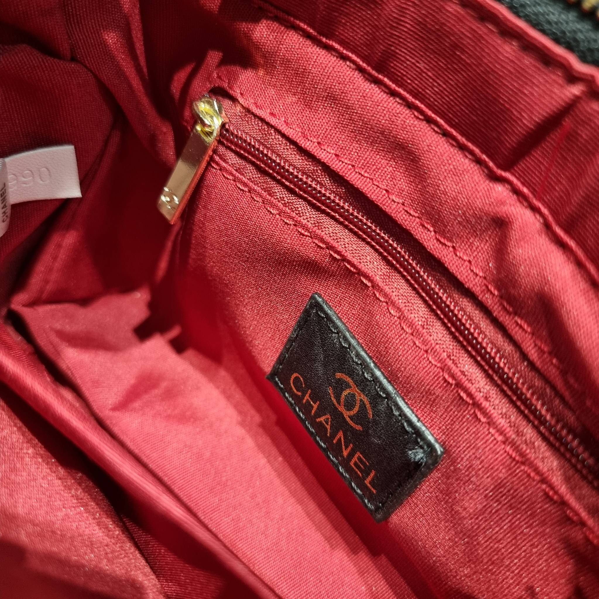 CHANEL GIFT SET สุดหรูชวนให้สะสมส่งท้ายปี กับไอเท็มลิมิเต็ดและ best seller พร้อมเสิร์ฟครบชุด สุดคุ้ม มาพร้อมกระเป๋าสะพายถึง 2 ใบ เด็ดทั้งคู่ๆ วัสดุหนังวัว และยังไม่พอ มีกระเป๋าสตางค์แถมให้ไปอีก 1ใบ สวยครบจบในเซ็ทเดียว!!