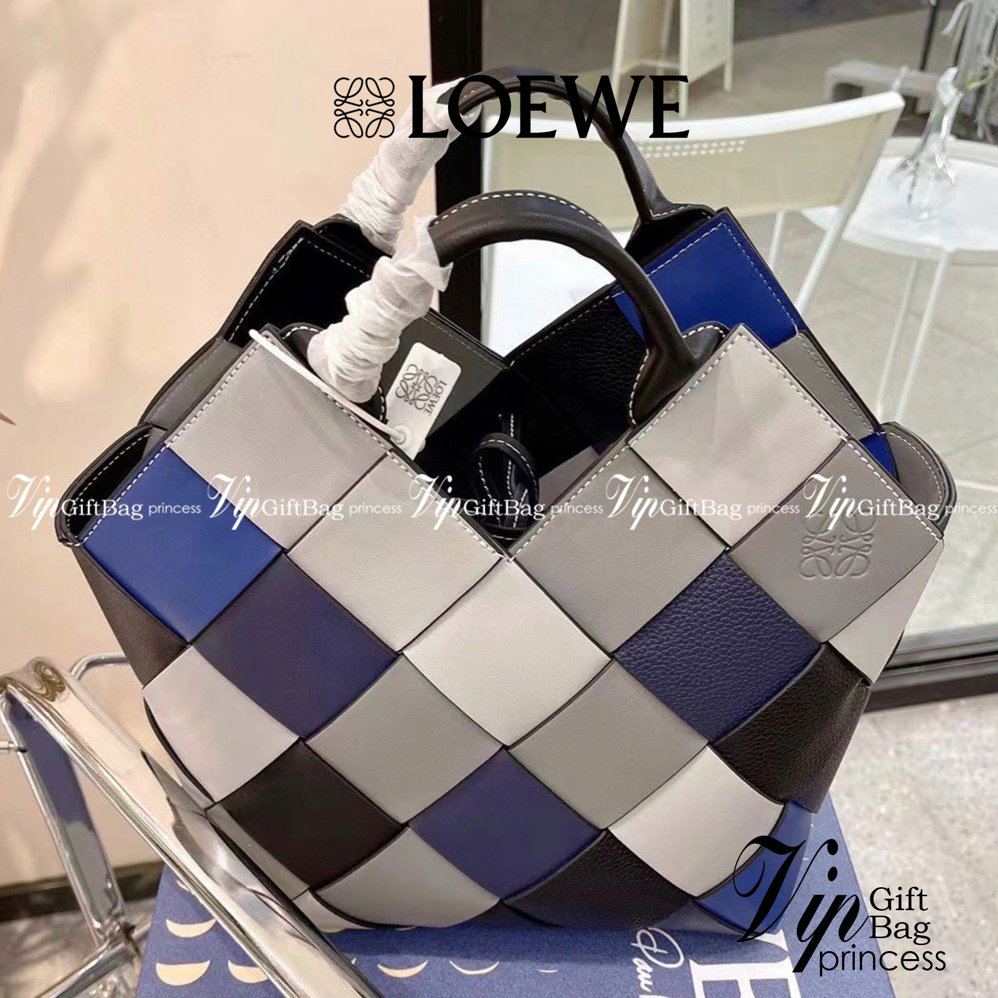 LOEWE SURPLUS LEATHER WOVEN BASKET BAG IN CLASSIC CALFSKIN พร้อมส่ง 5 สี ใหม่ล่าสุดและสวยที่สุด กระเป๋าสะพานที่ถักทอด้วยความปราณีต โดดเด่นด้วยสีที่จับมาคอนทราสได้ลงตัว ใบใหญ่จุได้แบบเน้นๆ วัสดุหนังวัวแท้เต็มใบ หรูเลิศ ปากกระเป๋ามีสายหนังสำหรับผูกรวบปากกระ