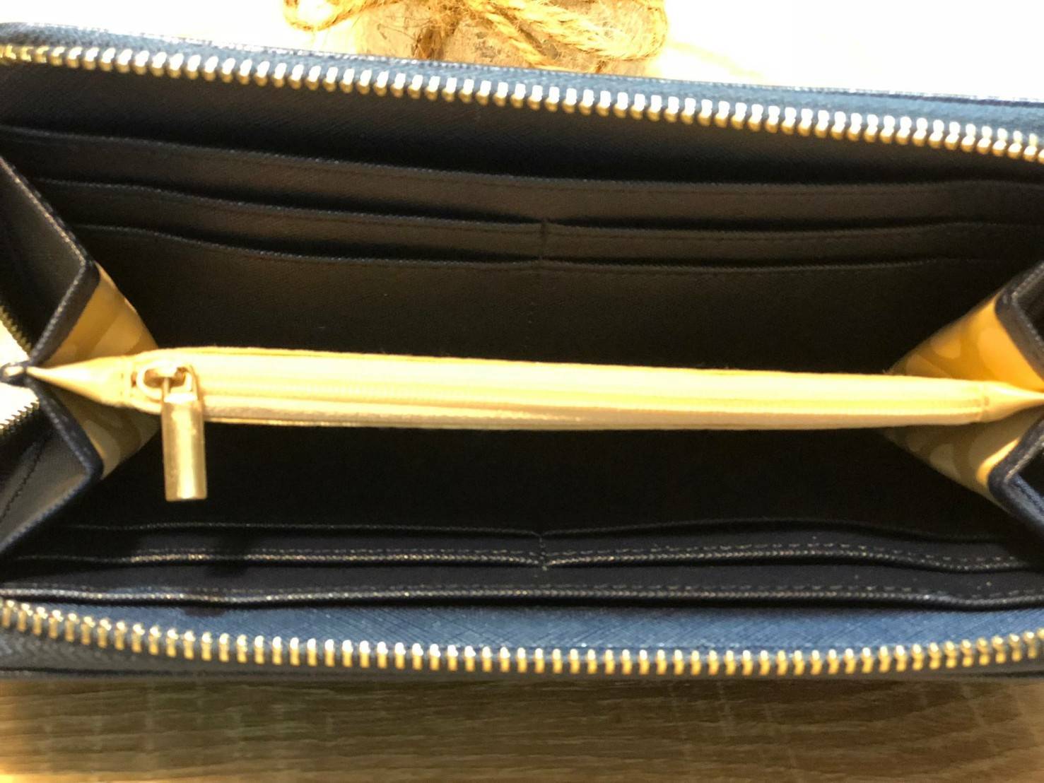 KATE SPADE LONG WALLET กระเป๋าสตางค์ใบยาวรุ่นใหม่ล่าสุดหนัง Saffiano สไตล์ PRADA สวยน่าใช้ ภายในมีช่องซิป1ช่อง และช่องใส่บัตรหลายช่อง ใส่เหรียญ บัตรได้เยอะ ตัวจริงสวยน่าใช้มากค่ะ