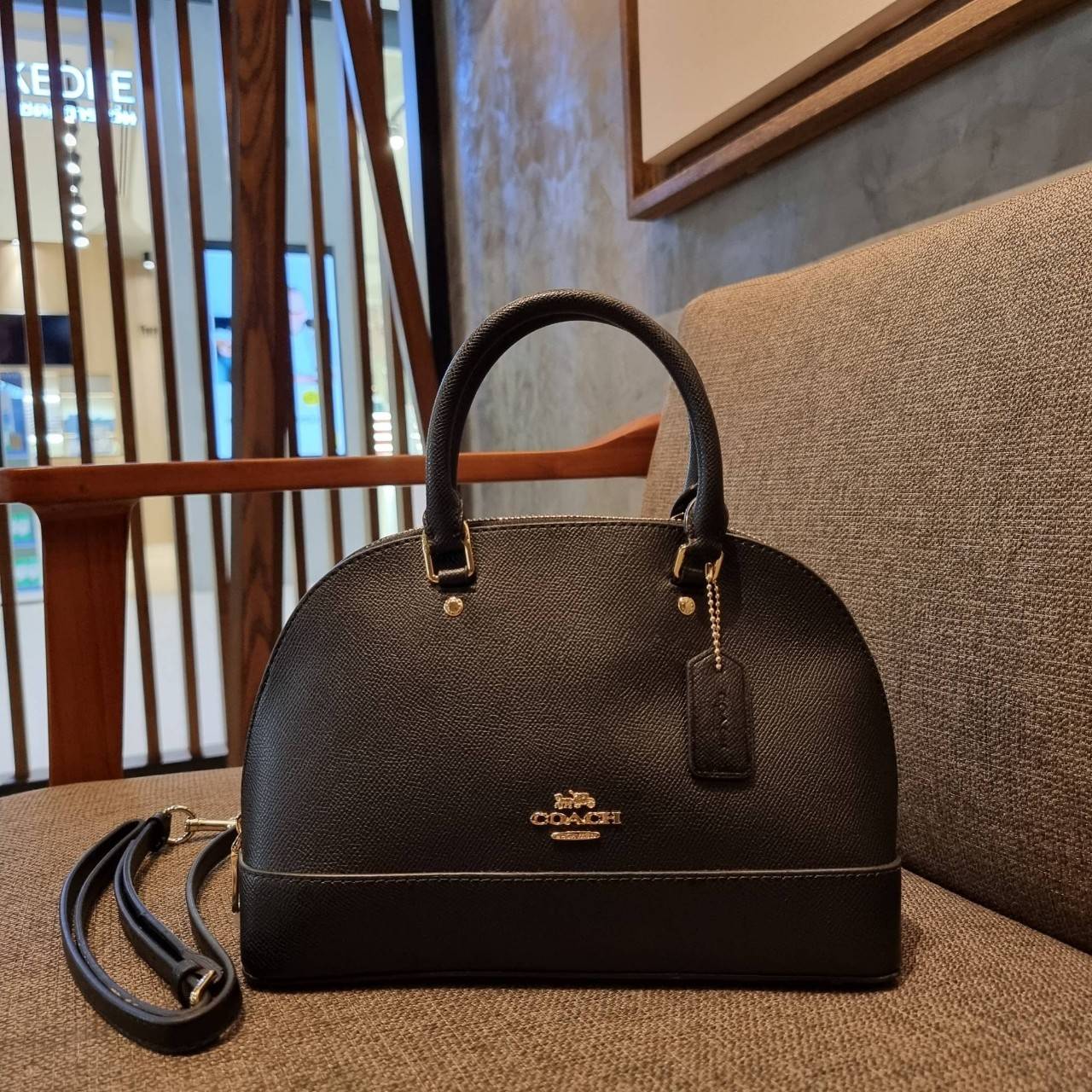 COACH F27591 MINI SIERRA SATCHEL กระเป๋าทรงโดมสุดคลาสสิค สีดำอมตะ ฮิตตลอดกาล มาพร้อมหูจับในตัวและสายสะพายครอสบอดี้ ที่จะคล้องแขนก็ได้อีกลุค หรือจะถือเก๋ๆก็เลิศ วัสดุหนัง crossgrain ทนทาน ดูแลรักษาง่าย ภายในโล่งกว้าง ใส่ของได้ครบไม่ต้องห่วง เป็นไอเท็มที่หา