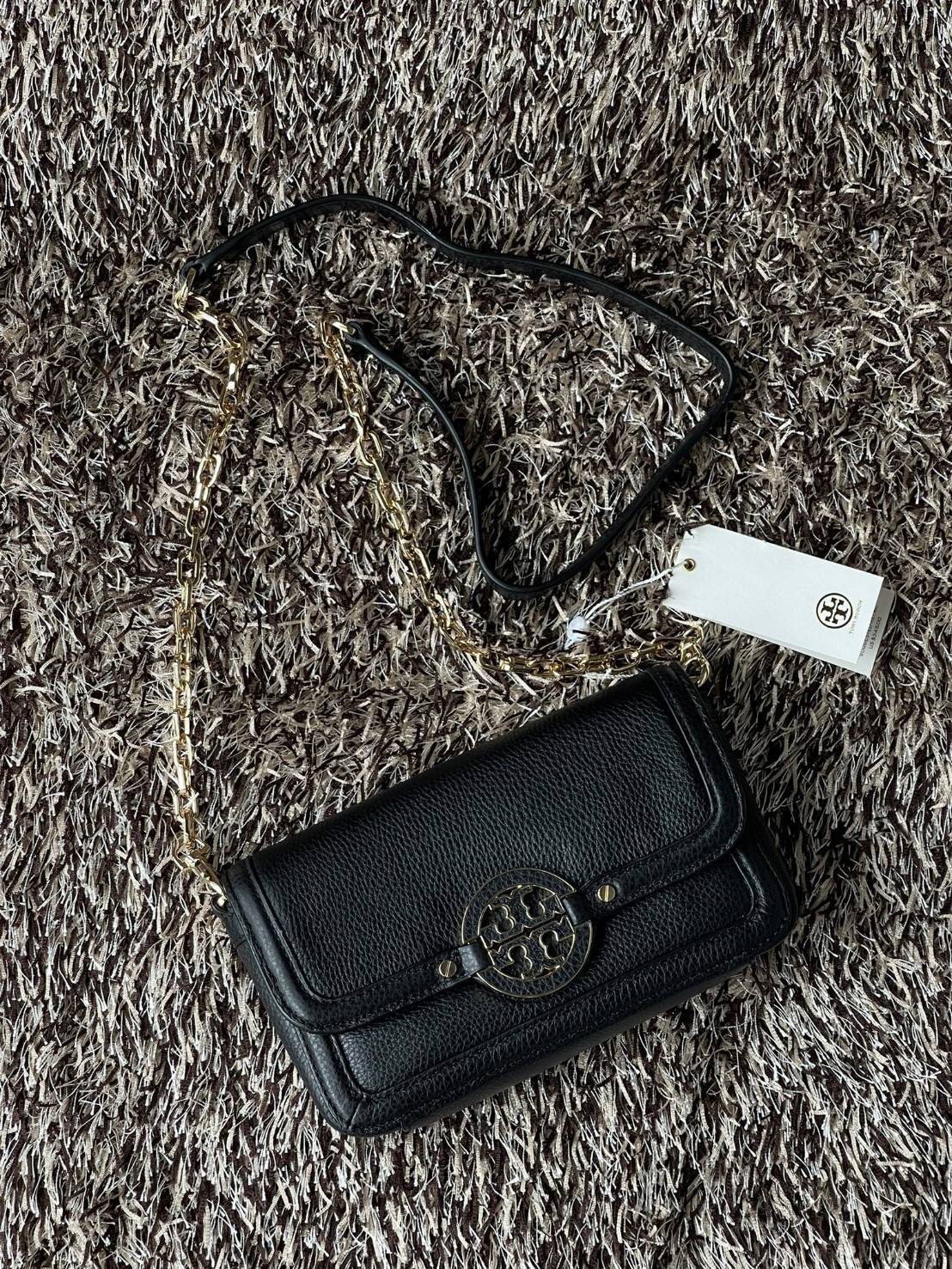 Tory Burch mini Amanda Leather crossbody bag กระเป๋าสะพายทรงครอสบอดี้ ที่ดูเรียบง่ายแต่ยังคงเสน่ห์ความเป็นTory ด้วยโลโก้ที่เป็นซิกเนเจอร์ มีฟังก์ชั่นการใช้งานที่ง่าย และคล่องตัว ทำให้สะดวกใช้งานได้ทุกที่ทุกเวลา สุดคลาสสิกและดูแพงด้วยโลโก้ด้านหน้าอะไหล่สีท