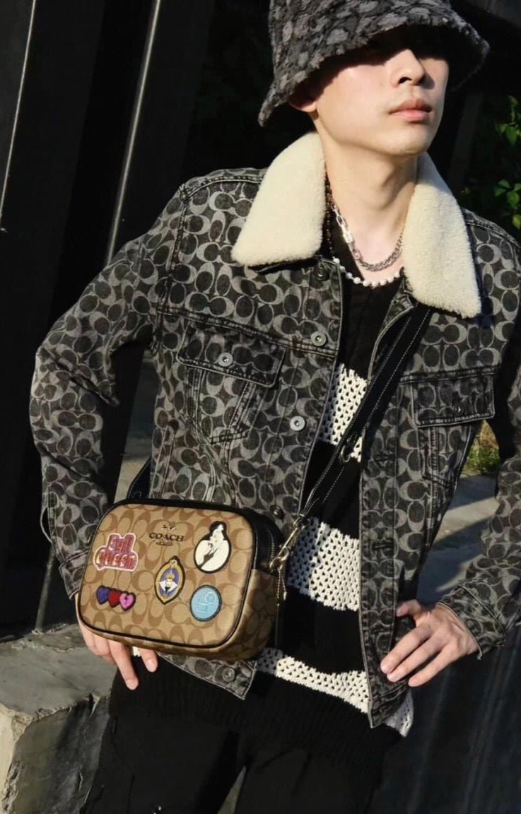 Coach Disney X Coach Jamie Camera Bag In Signature Canvas With Patches CC151 คอลใหม่ เอาใจสายยัยตัวร้าย ดีไซน์รวมเหล่าตัวแสบจากดิสนีย์ กับกระเป๋าสะพายข้าง สวยอยู่ทรง โดดเด่นด้วยลวดลายบนผืนหนัง วัสดุหนังแคนวาสตัดสลับหนังแท้ เปิด-ปิดด้วยซิป ใช้งานง่าย ดูผู้