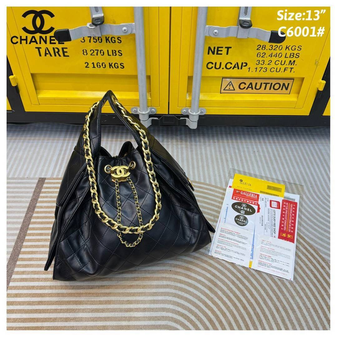 CHANEL 25 Small Handbag กระเป๋าสะพายทรงโฮโบ คอลใหม่ล่าสุด ต้อนรับฤดูกาล SPRING-SUMMER 2025 รูปทรงใช้งานได้จริง จุของได้ ถือเก๋ๆ เอวี่เดย์ลุค บอกเลยว่าดีไซน์เก๋มาก