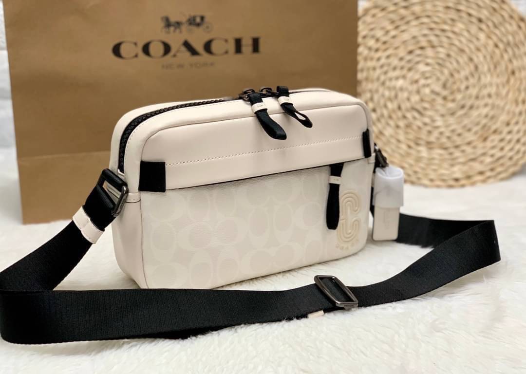 COACH EDGE CROSSBODY IN SIGNATURE CANVAS กระเป๋าสะพายครอสบอดี้ร์ วัสดุหนังแท้ หนังนิ่มอย่างดีค่ะ ด้านหน้ามีช่องซิปซ่อนให้หนึ่งช่อง เปิดปิดช่องหลักแบบซิปคู่ภายในกว้าง ใส่ของได้จุเลยนะคะ มีช่องซิปและช่องเล็กให้อีก2ช่อง;ด้านหลังกระเป๋าเป็นช่องโล่งใส่ของอีกช่