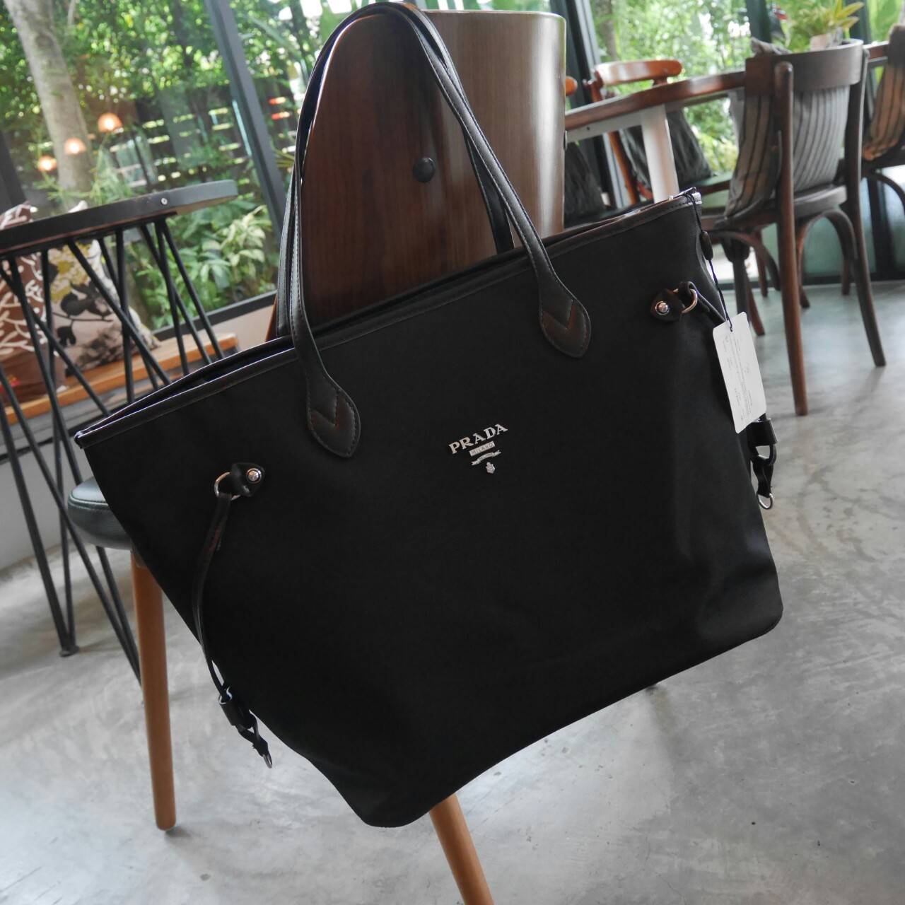 คุ้มจุใจสาวๆค้า ใบนี้ Must Have item! กระเป๋าสะพายทรง TOTE ใบใหญ่ จากพรีเมี่ยมกิ้ฟท์เคาเตอร์แบรนด์ PRADA อะไหล่เงินทั้งใบ เปิดปิดด้วยซิป สะพายไหล่ได้ ไม่ติด จุคุ้มมากสุดๆค่ะ ใส่เสื้อผ้า 1-2 วันได้สบาย ด้านข้างสามารถปรับได้สองทรงตามสไตล์การแต่งตัว เหมาะมาก