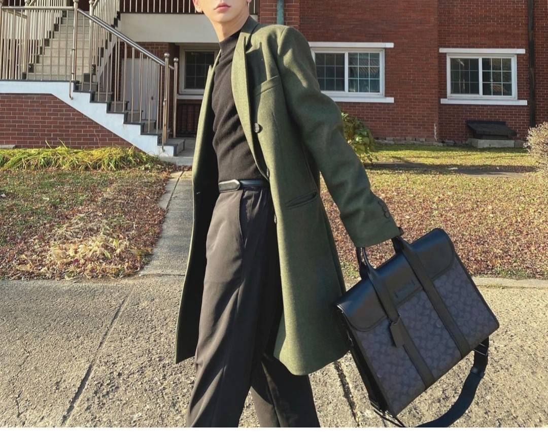 COACH METROPOLITAN PORTFOLIO IN SIGNATURE CANVAS (COACH 39775)🍁 เอาใจสาย smart กับรุ่นยอดฮิต ใช้งานได้ลงตัวสุดๆ ถือว่าเป็นอีกรุ่นที่ถามกันเข้ามาเยอะมากๆ และใช้งานได้ครบฟังก์ชั่นจริงๆ >>วัสดุแคนวาส สลับหนังแท้ หนังคุณภาพมากๆ มีสายสะพายยาว ถอด