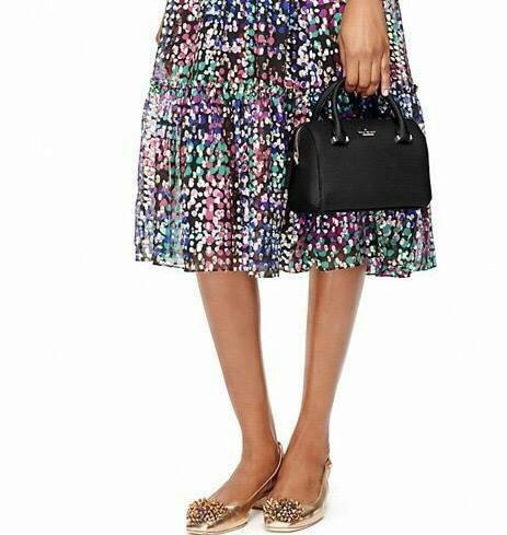 Kate Spade New York Cedar Street Bowling Bag กระเป๋าถือหรือสะพายหนัง Saffiano ทรง Bowling สวยหรู อยู่ทรงสไตล์ PRADA ด้านหน้าประดับโลโก้สีทองหรู มาพร้อมสายสะพายยาวถอดได้ปรับได้ ภายในมีช่องซิปและช่องใส่มือถือ ใส่กระเป๋าสตางค์ใบยาวของใช้ได้จุ น้ำหนักเบาขนาดก