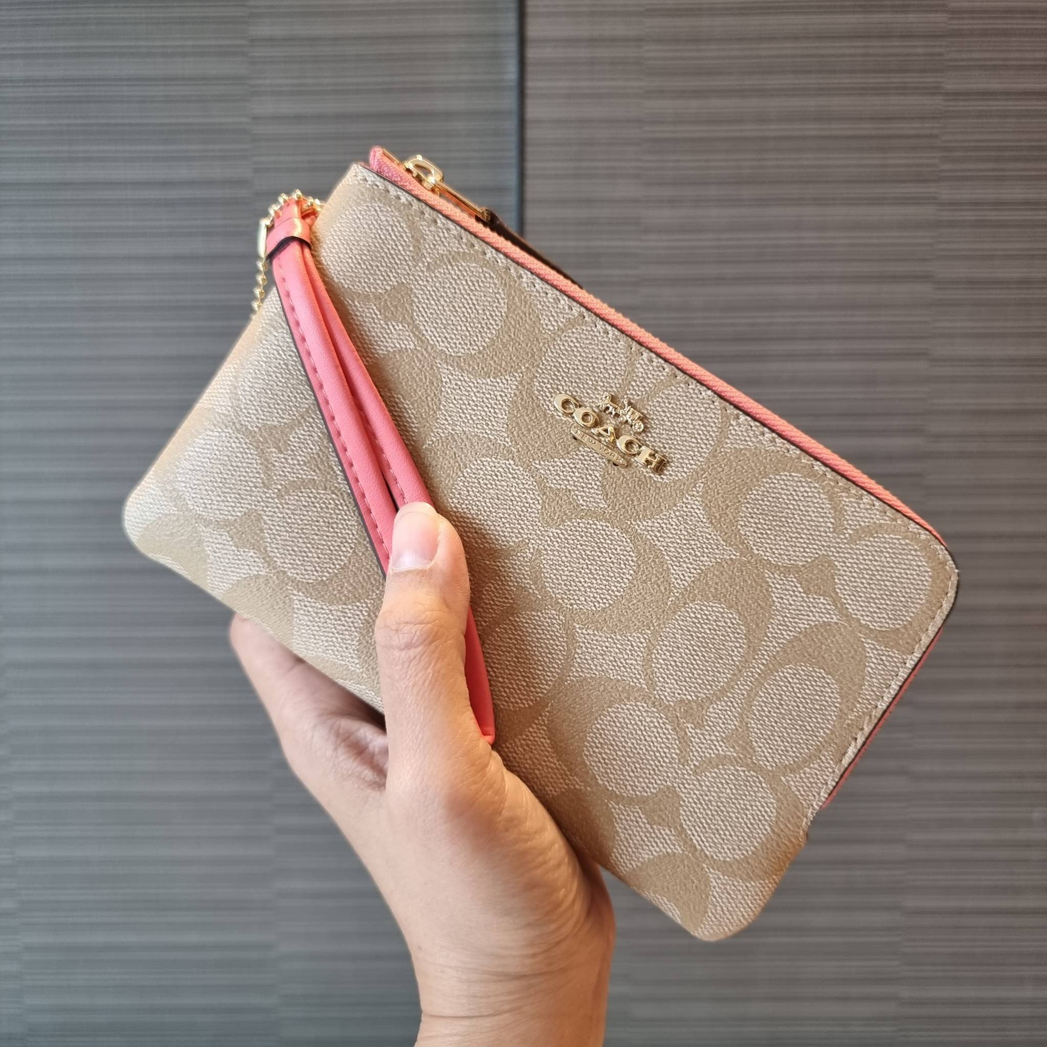 COACH F87591 DOUBLE CORNER ZIP WALLET IN SIGNATURE COATED CANVAS คล้องมือรุ่น 2 ซิป!! มาแล้วจ้า 🌟🤗 ไซส์นี้คือเหมาะมือจริงๆ พกง่ายเช่นเคย ไม่ต้องกังวลว่าจะเกะกะหรือกินพื้นที่กระเป๋าหลัก วัสดุหนังแคนวาสเคลือบลาย มีช่องหลักแยก 2 ช่อง ภายในบุผ