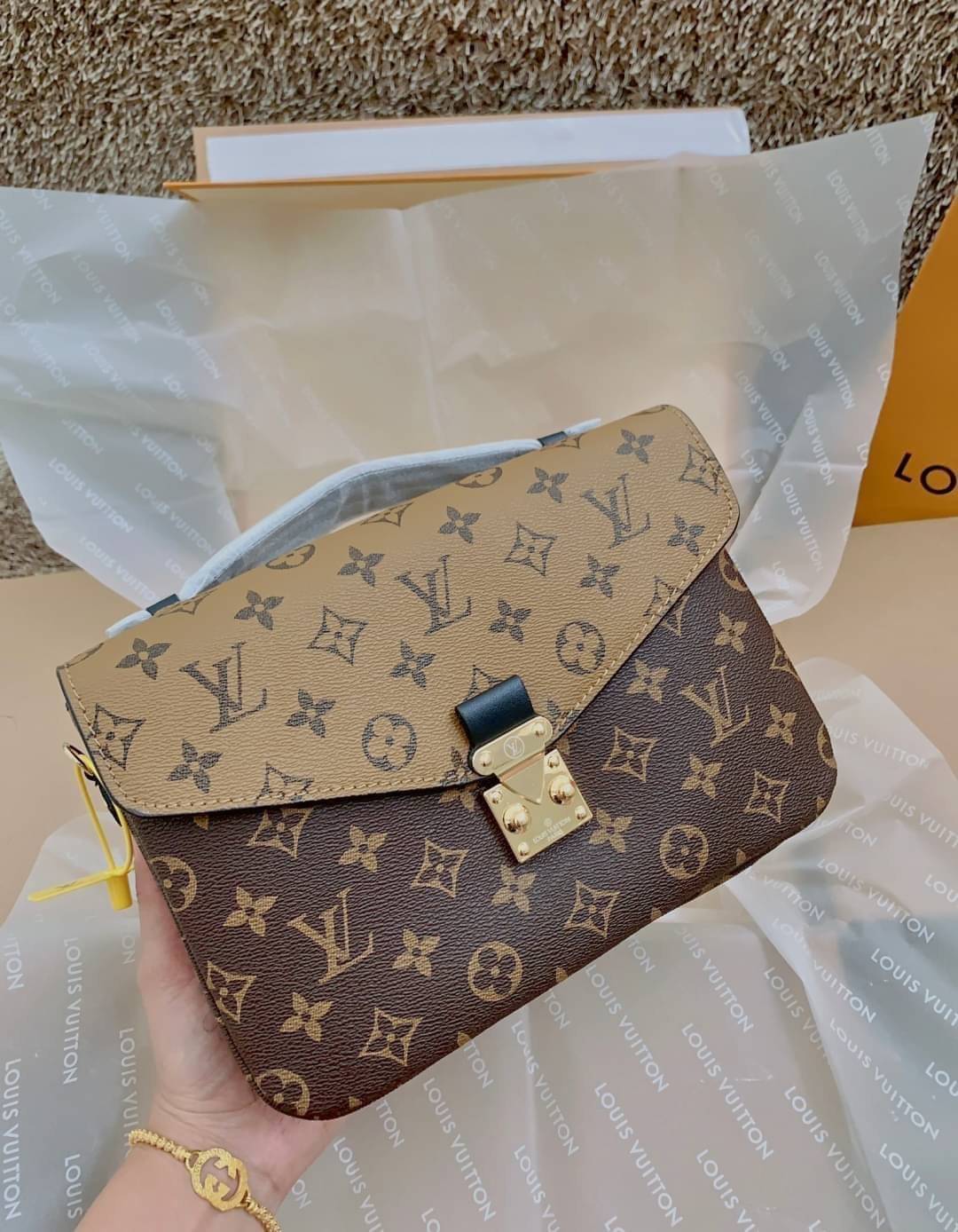 LV Pochette Métis ไอเท็มนำแฟชั่นที่น่าดึงดูดใจอย่างยิ่ง กระเป๋าที่มีรูปลักษณ์ทรงกะทัดรัดและใช้งานได้สะดวก หนังแท้แคนวาสอย่างดีเลยค่ะ ลาย Monogramอัญเป็นเอกลักษณ์ของแบรนด์