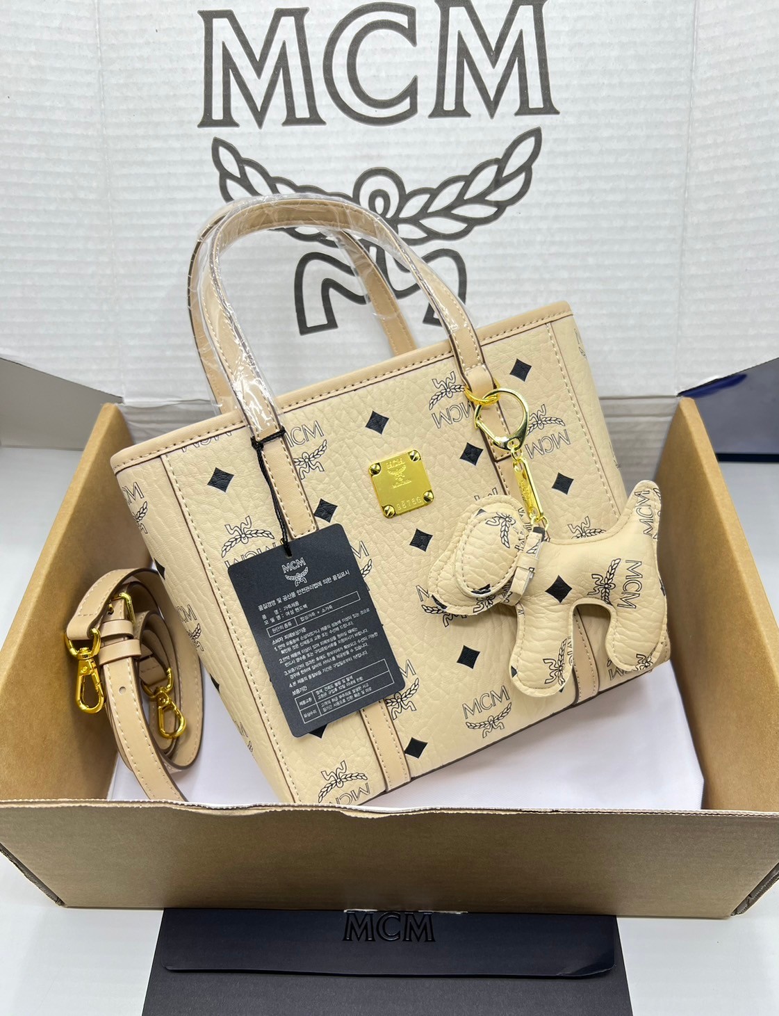 M.C.M Toni Top-Zip Shopper in Visetos กระเป๋าทรงโท้ท พร้อมพวงกุญแจน้องหมาห้อย พิมพ์ลายสวยงาม เกรดท็อปออริ 1:1 สลับแท้ ใช้งานต่างประเทศได้